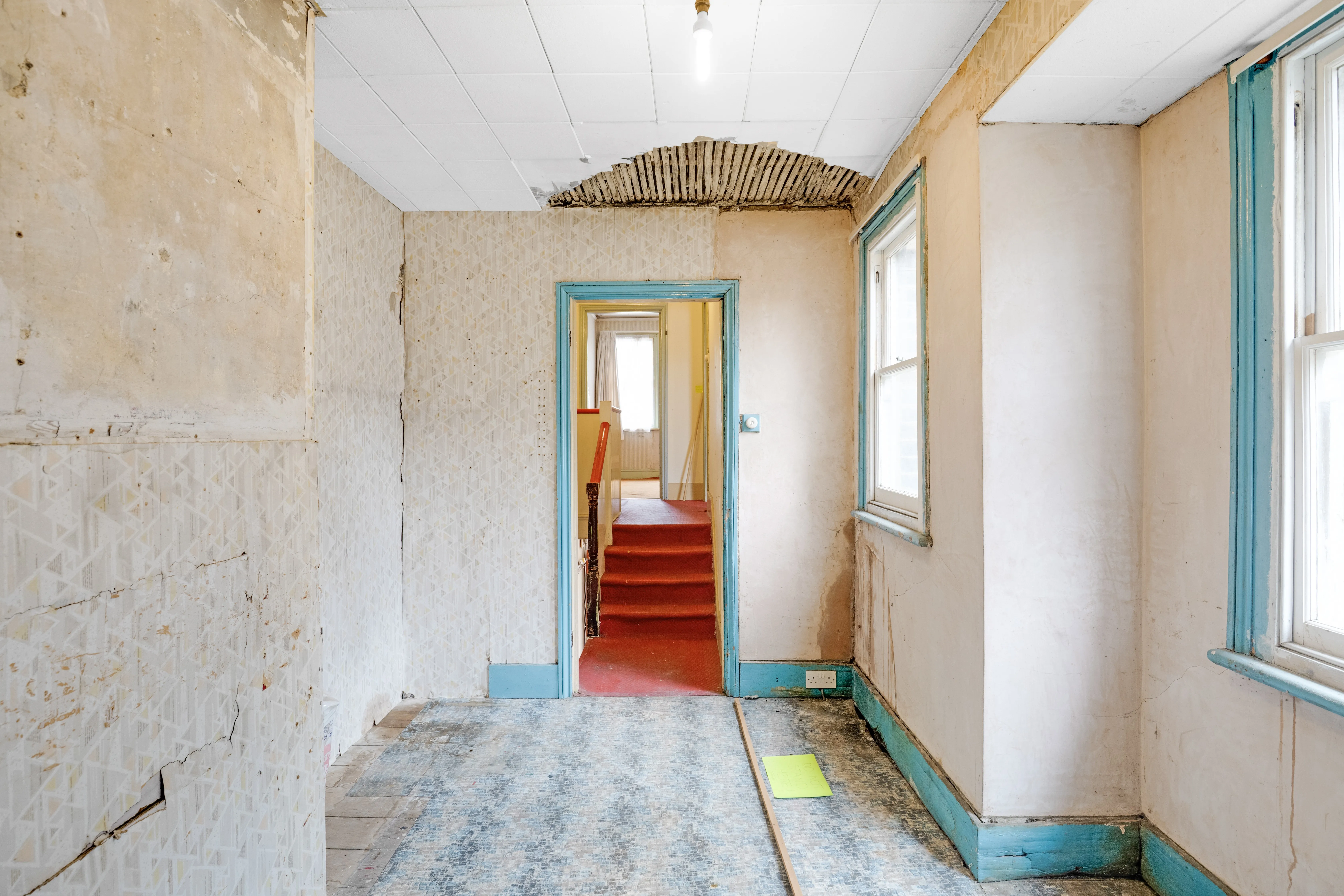 VACANT - Freehold Mid Terraced Well Located House 