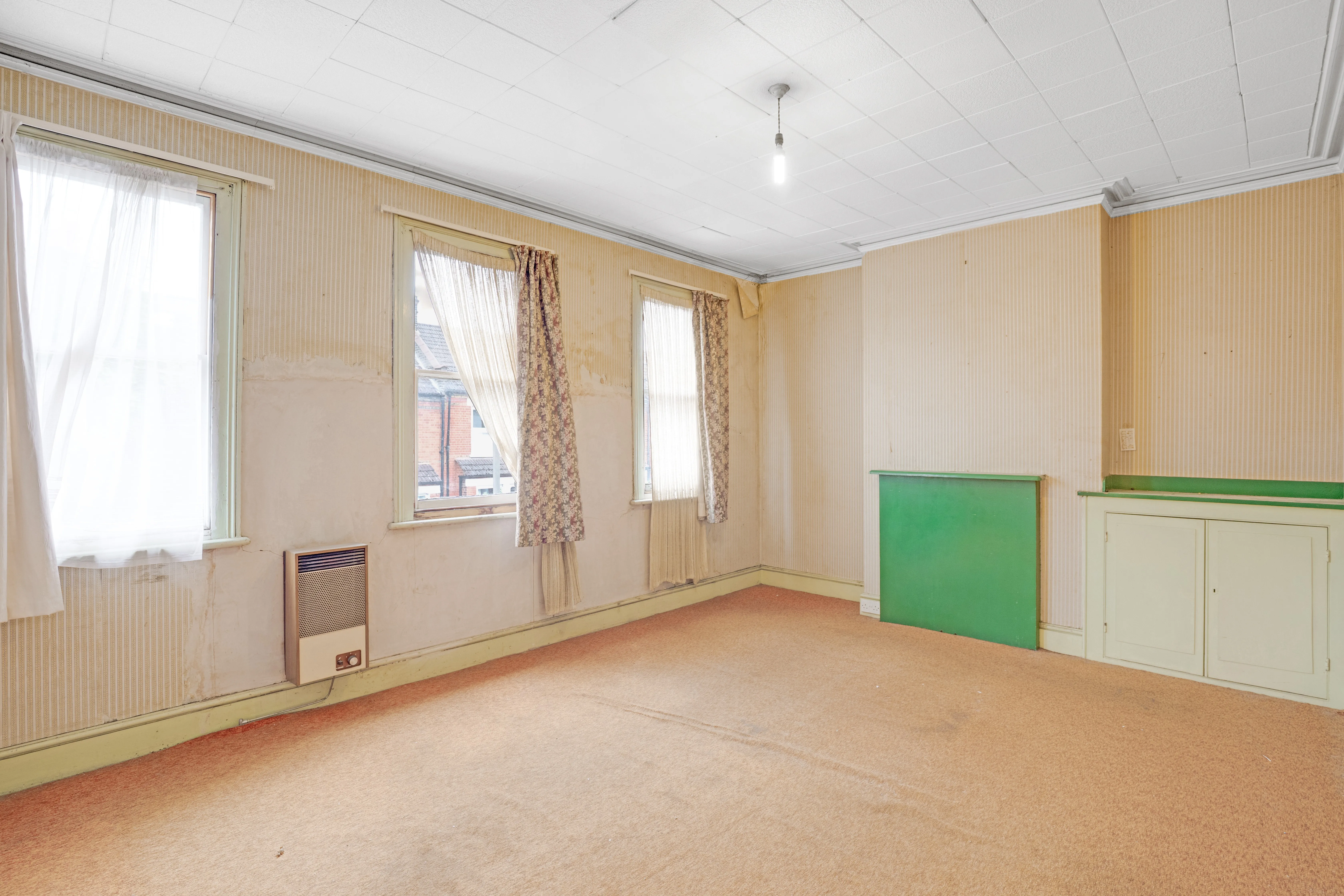 VACANT - Freehold Mid Terraced Well Located House 