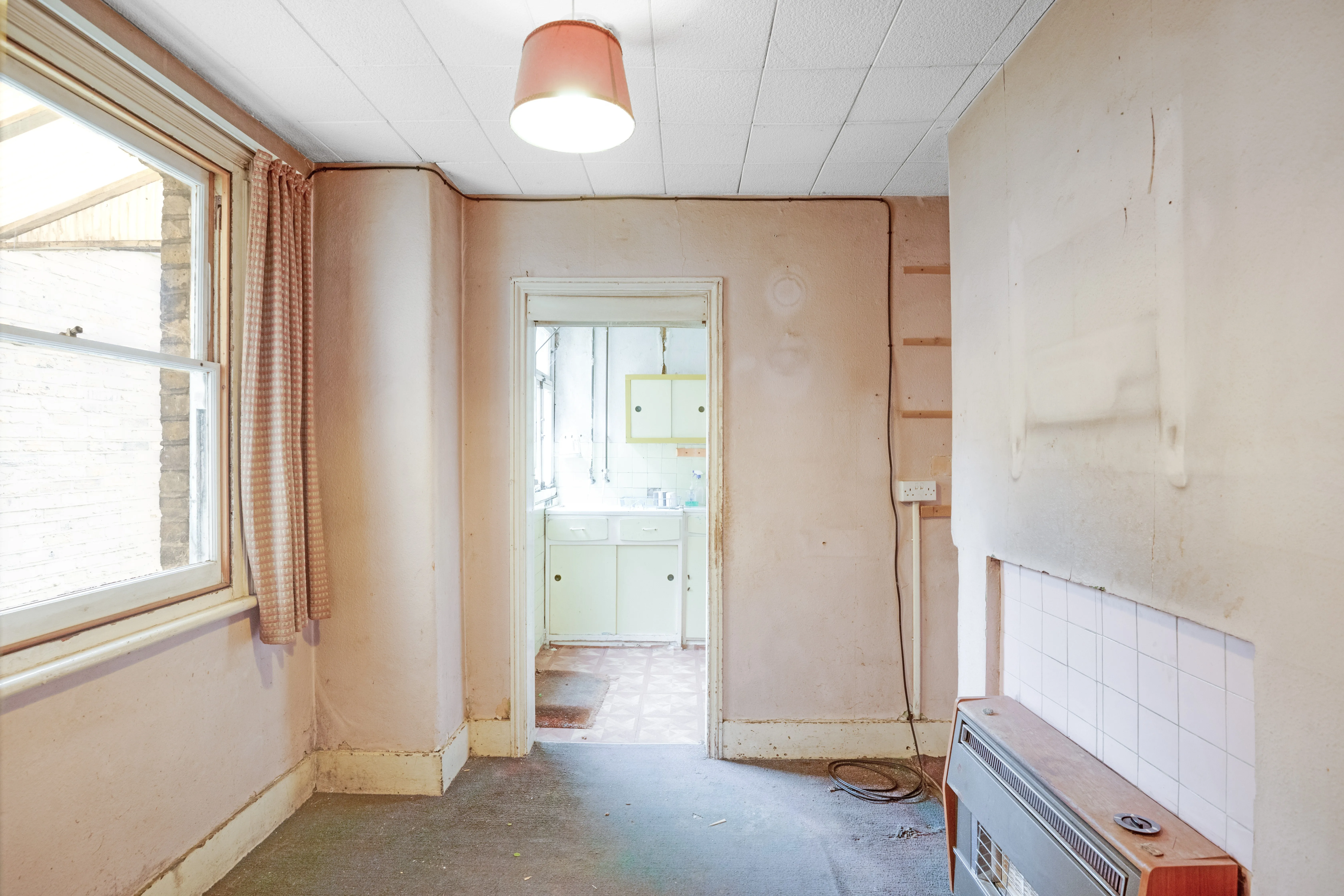 VACANT - Freehold Mid Terraced Well Located House 