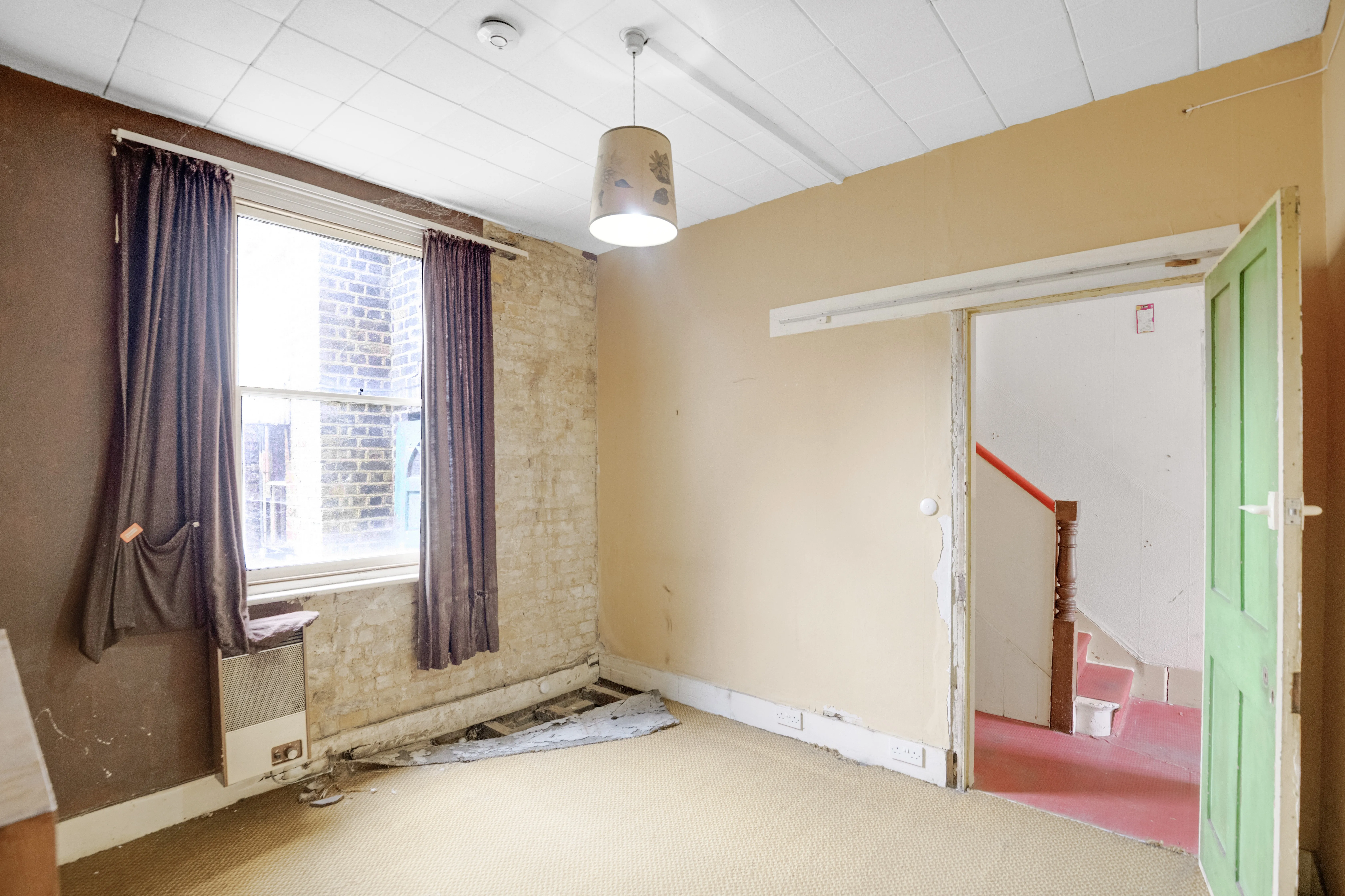 VACANT - Freehold Mid Terraced Well Located House 