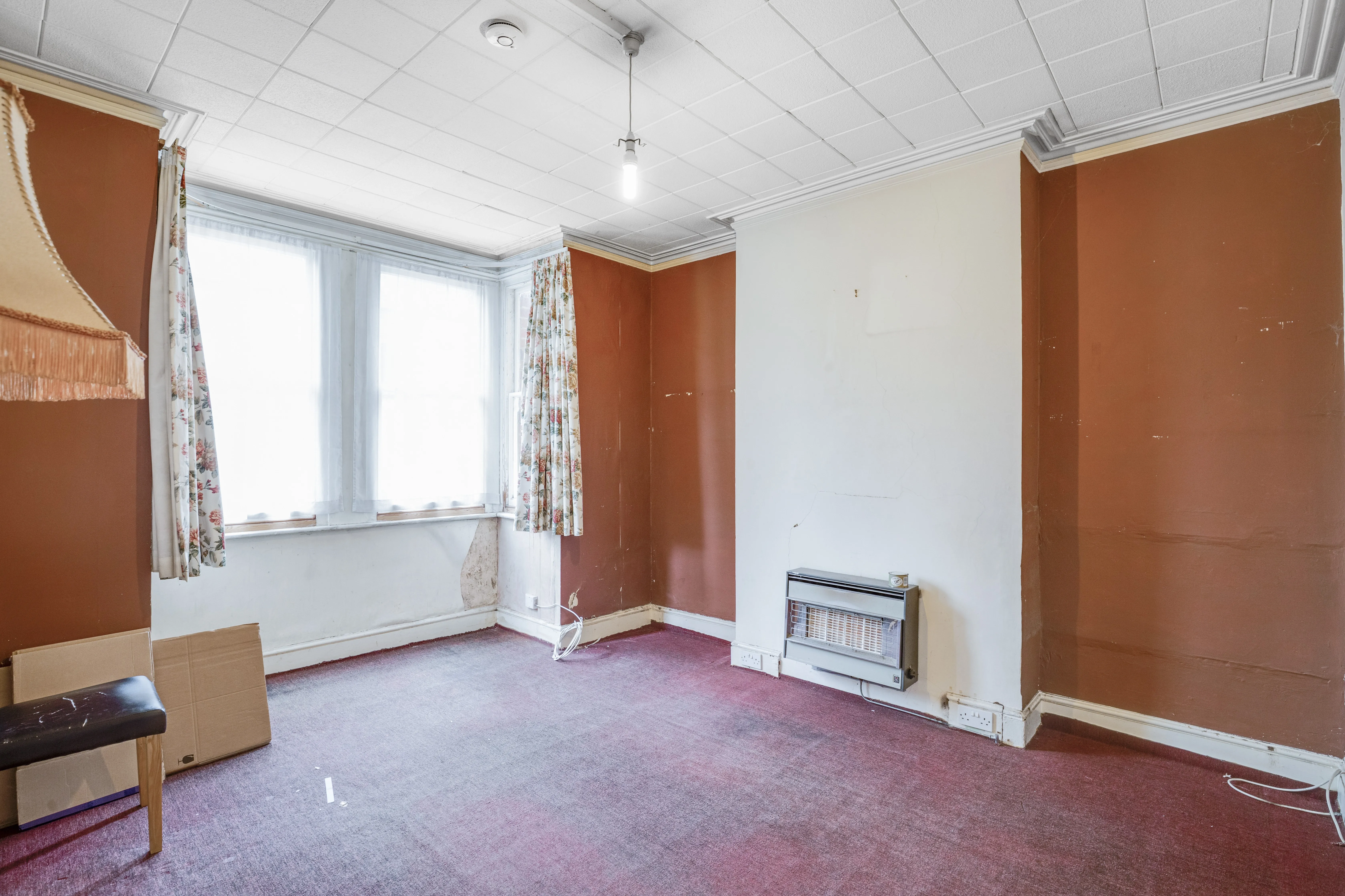 VACANT - Freehold Mid Terraced Well Located House 