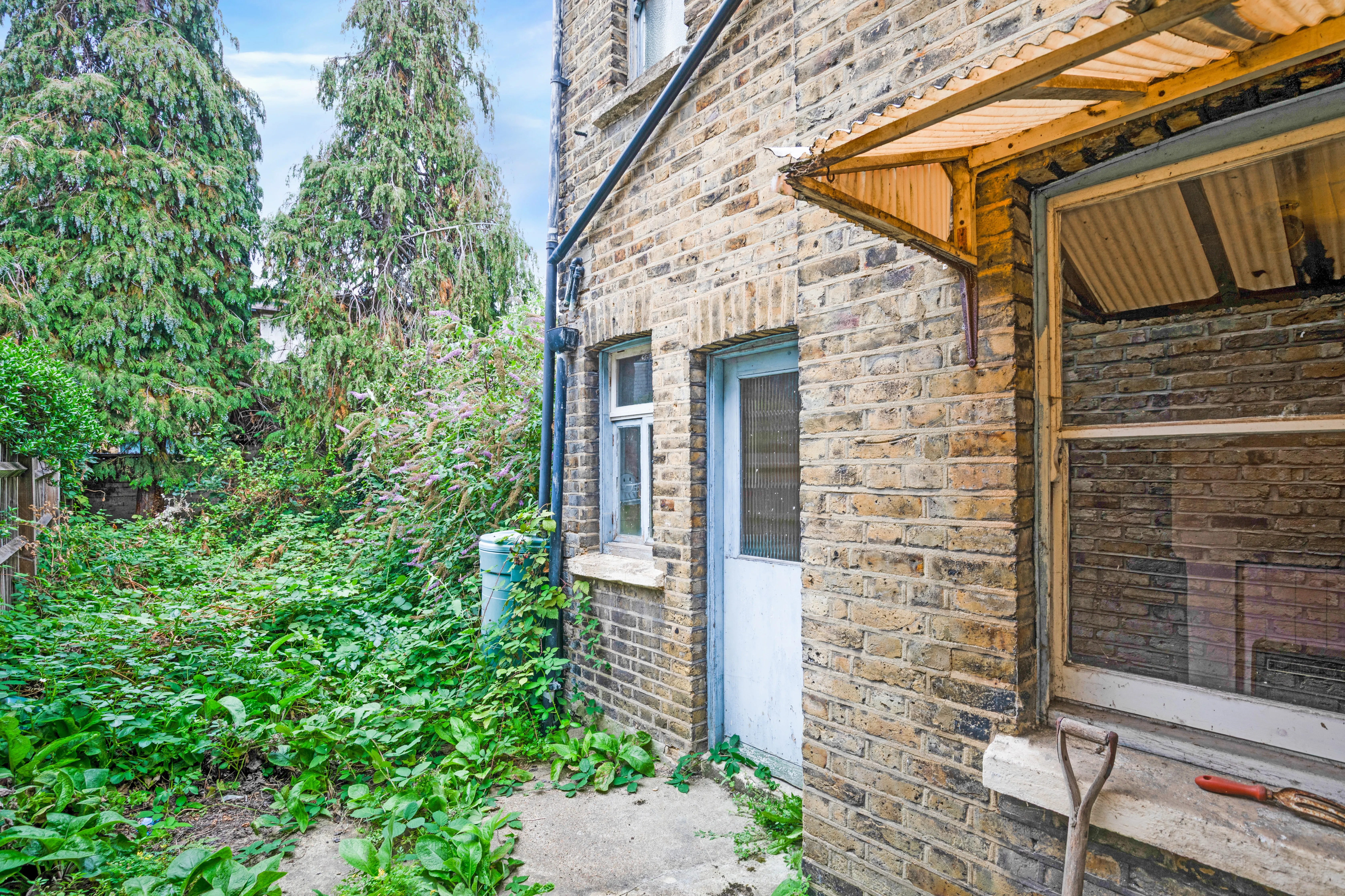 VACANT - Freehold Mid Terraced Well Located House 