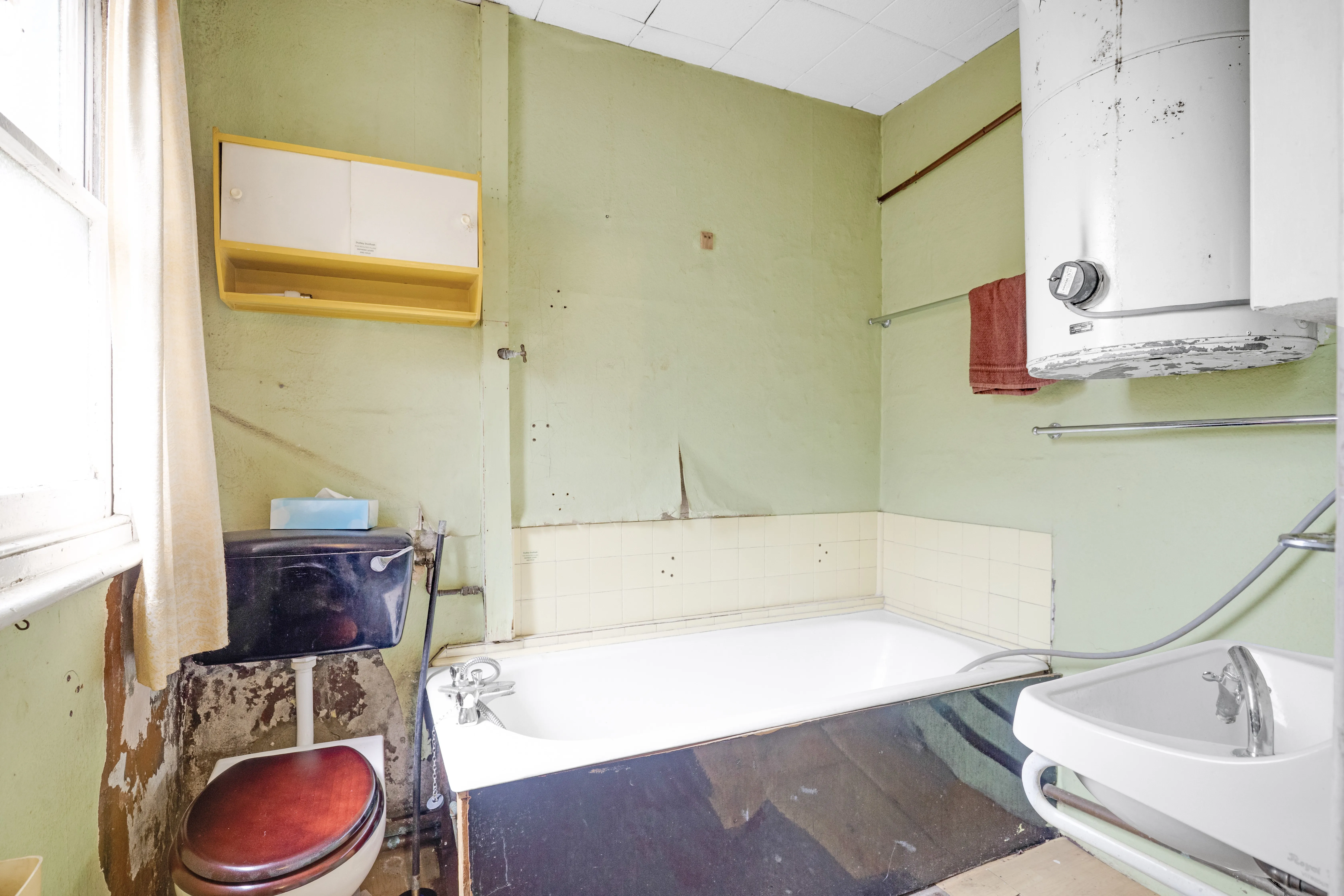 VACANT - Freehold Mid Terraced Well Located House 