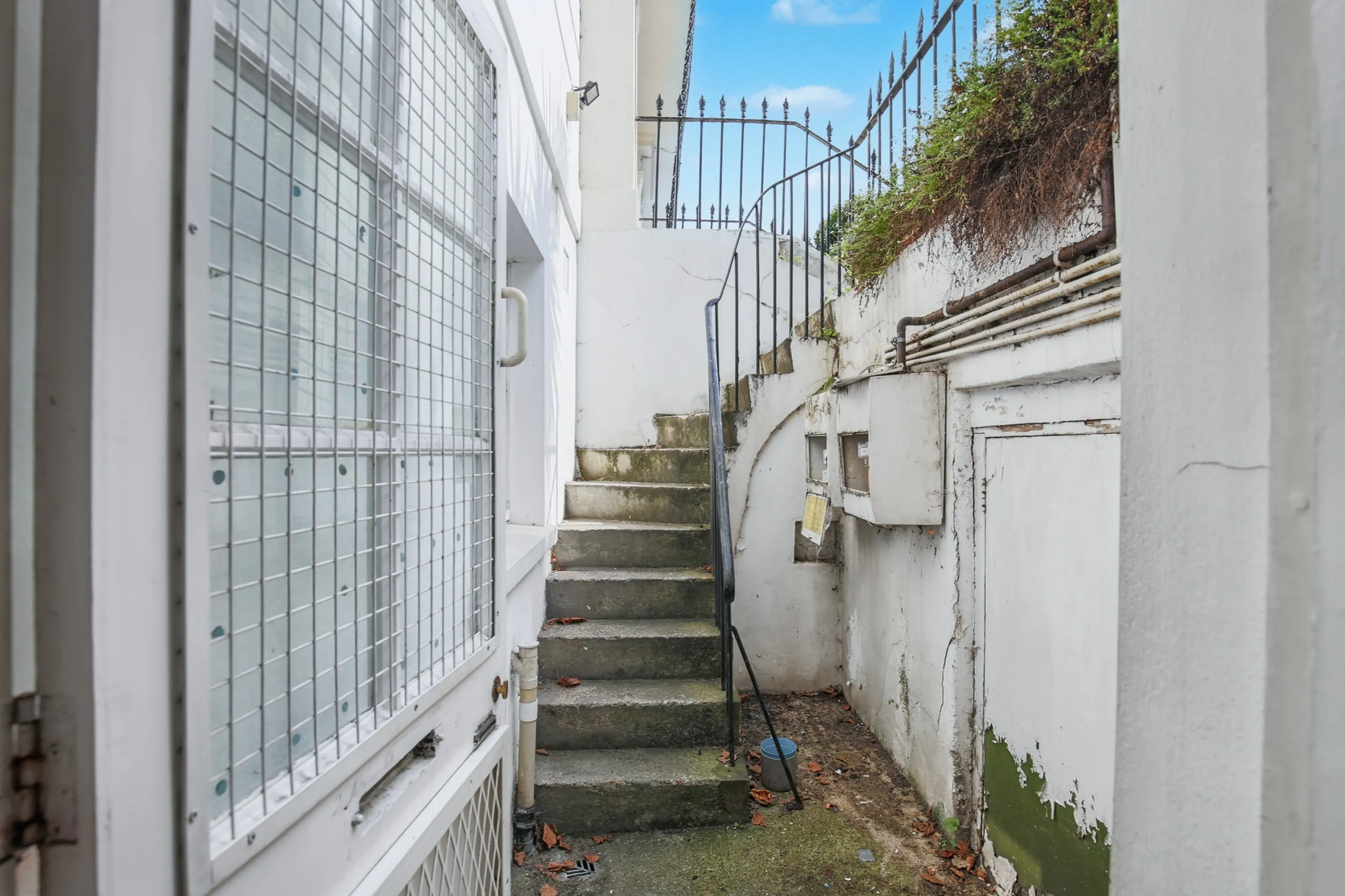VACANT - Substantial Freehold Mid Terrace Building 