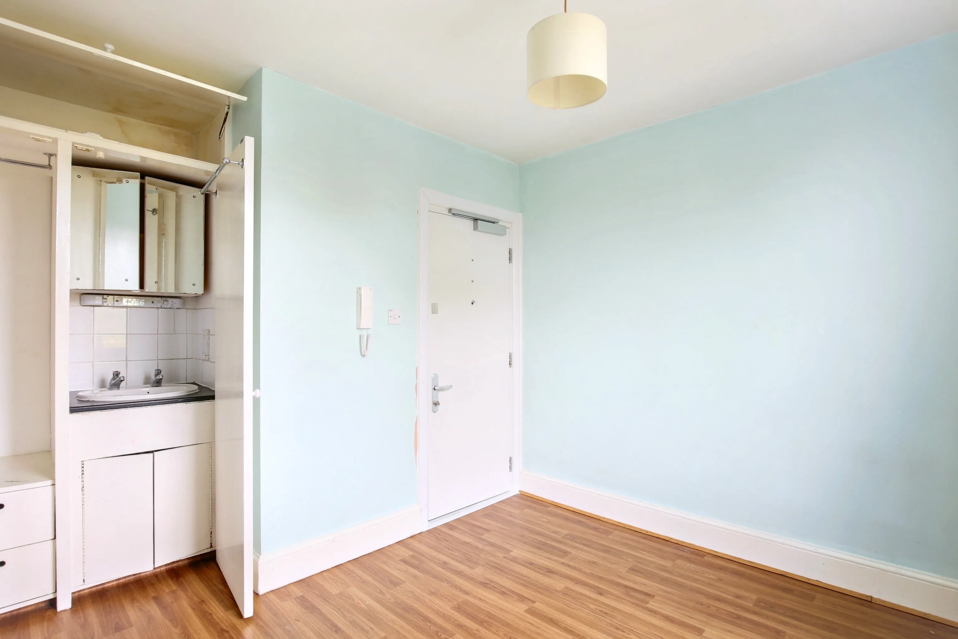 VACANT - Substantial Freehold Mid Terrace Building 