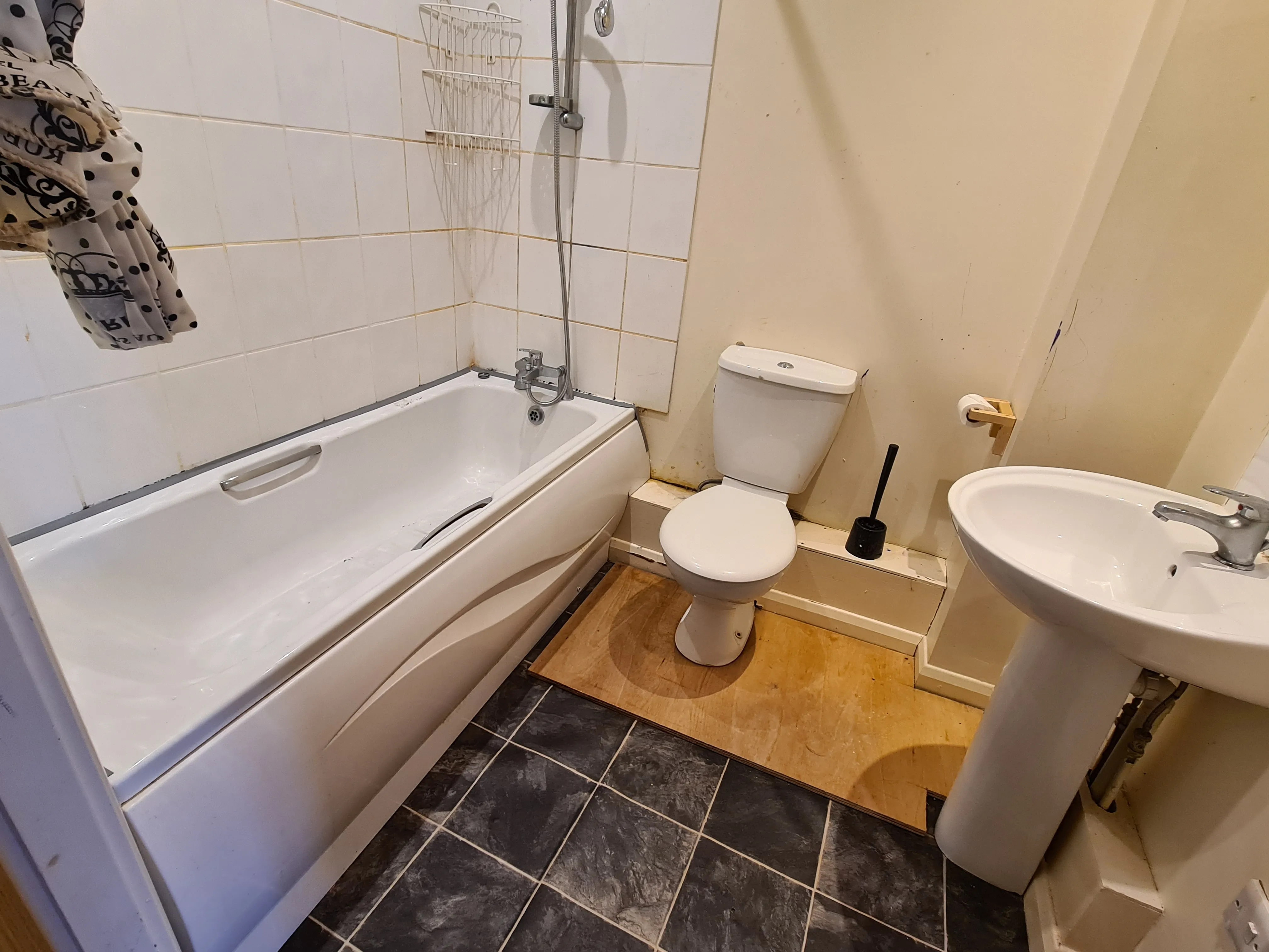 VACANT - Leasehold Self Contained Third Floor Flat