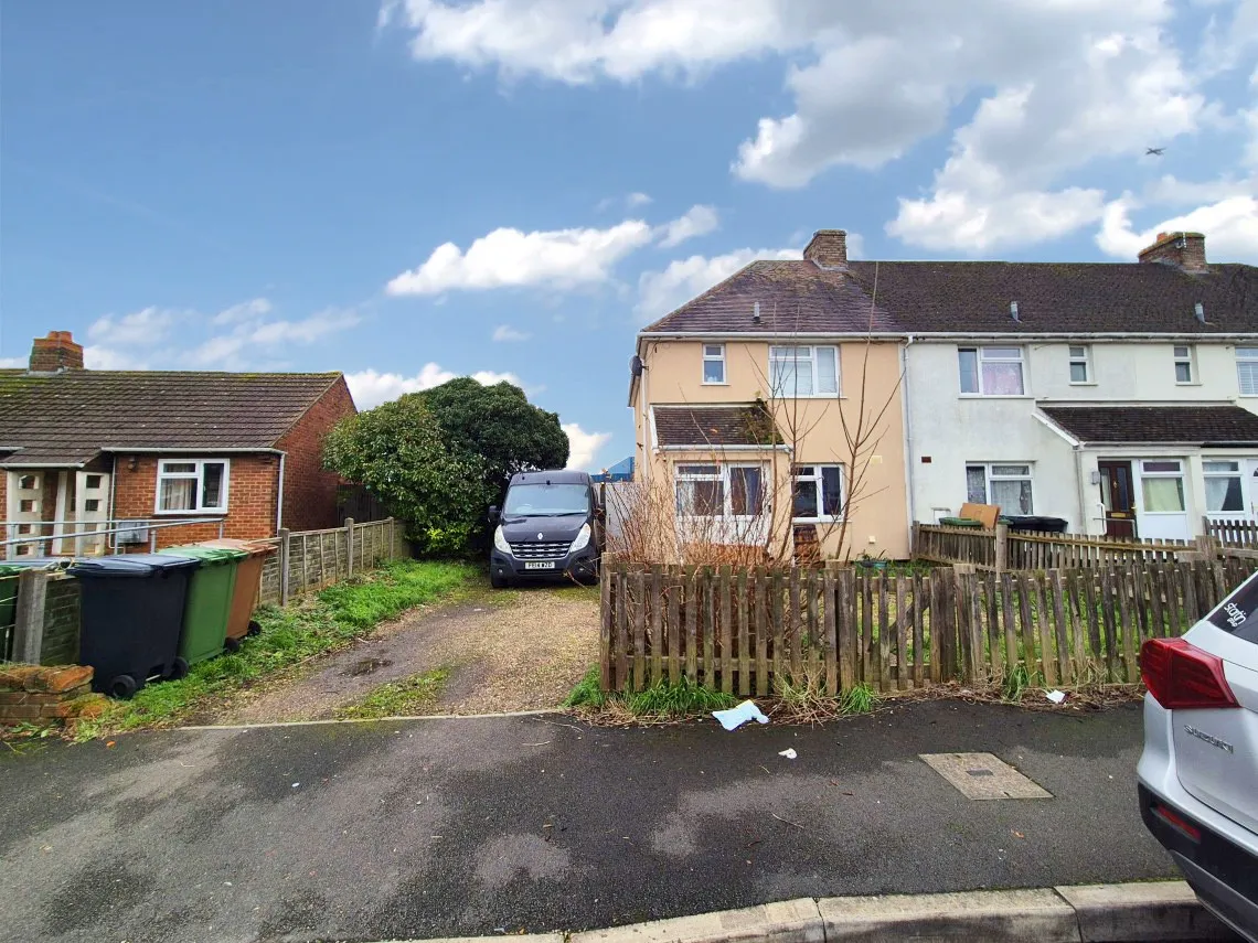 INVESTMENT - Freehold End of Terrace House