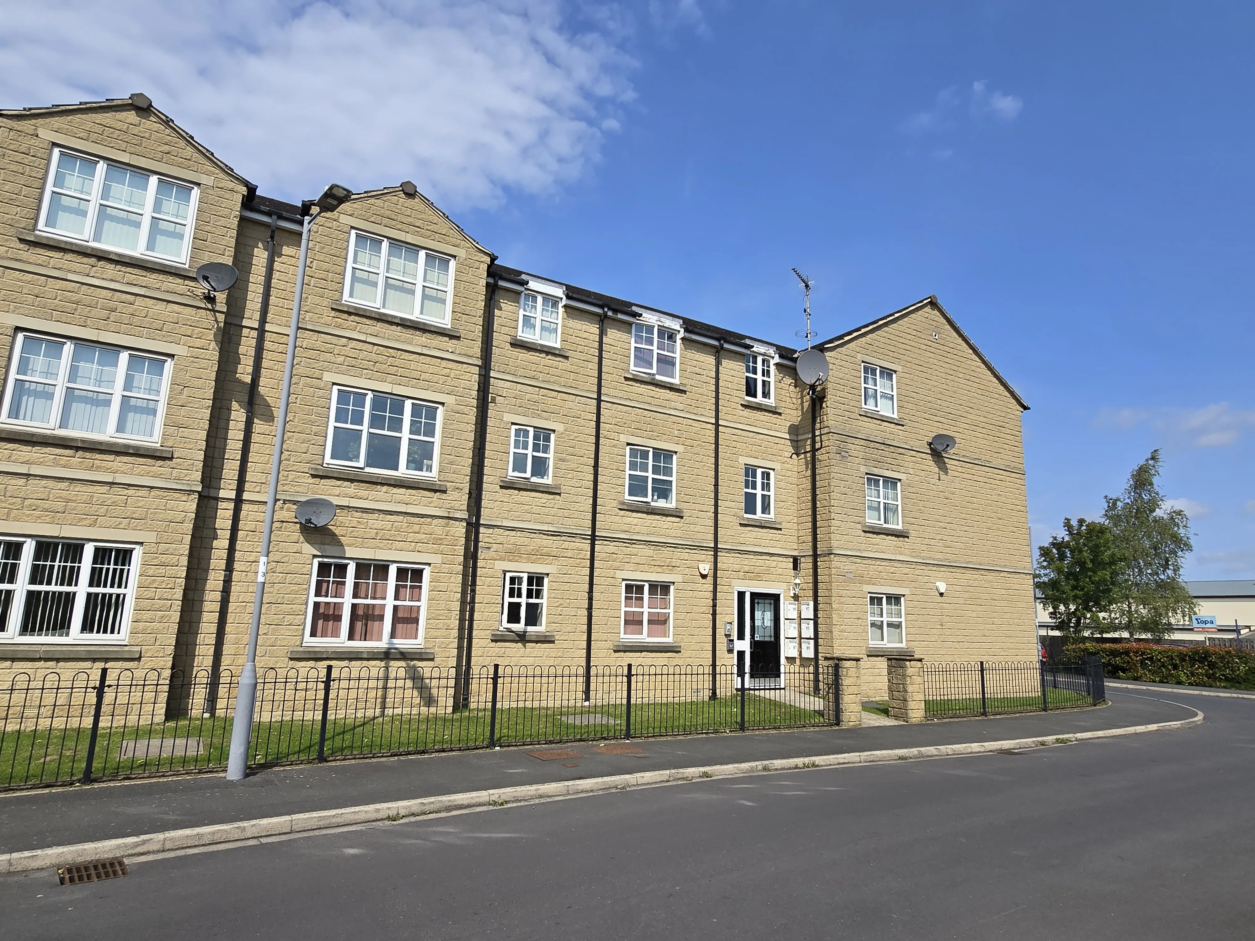 INVESTMENT - Leasehold Self Contained First Floor Flat