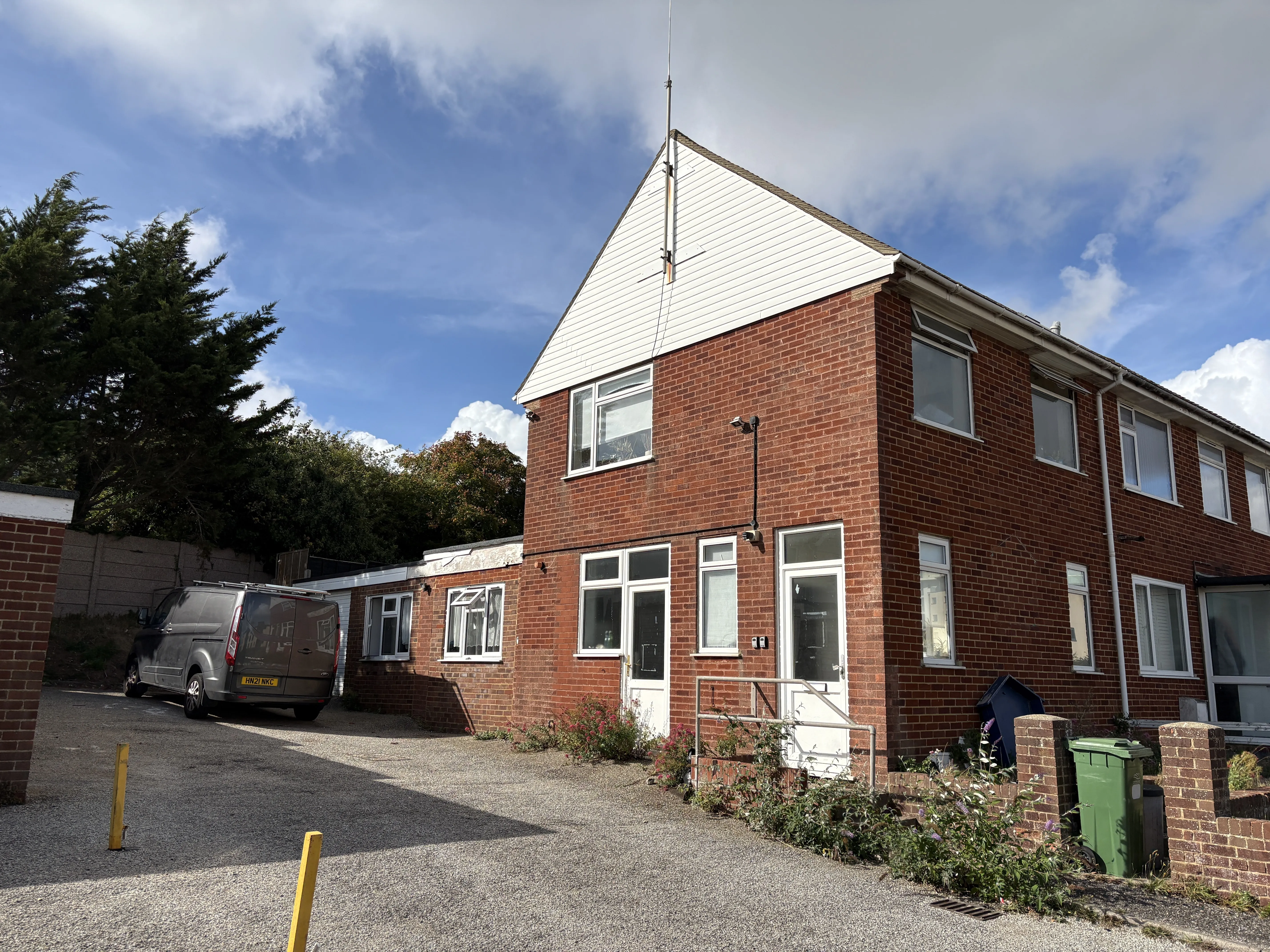 INVESTMENT - Freehold End of Terrace House 