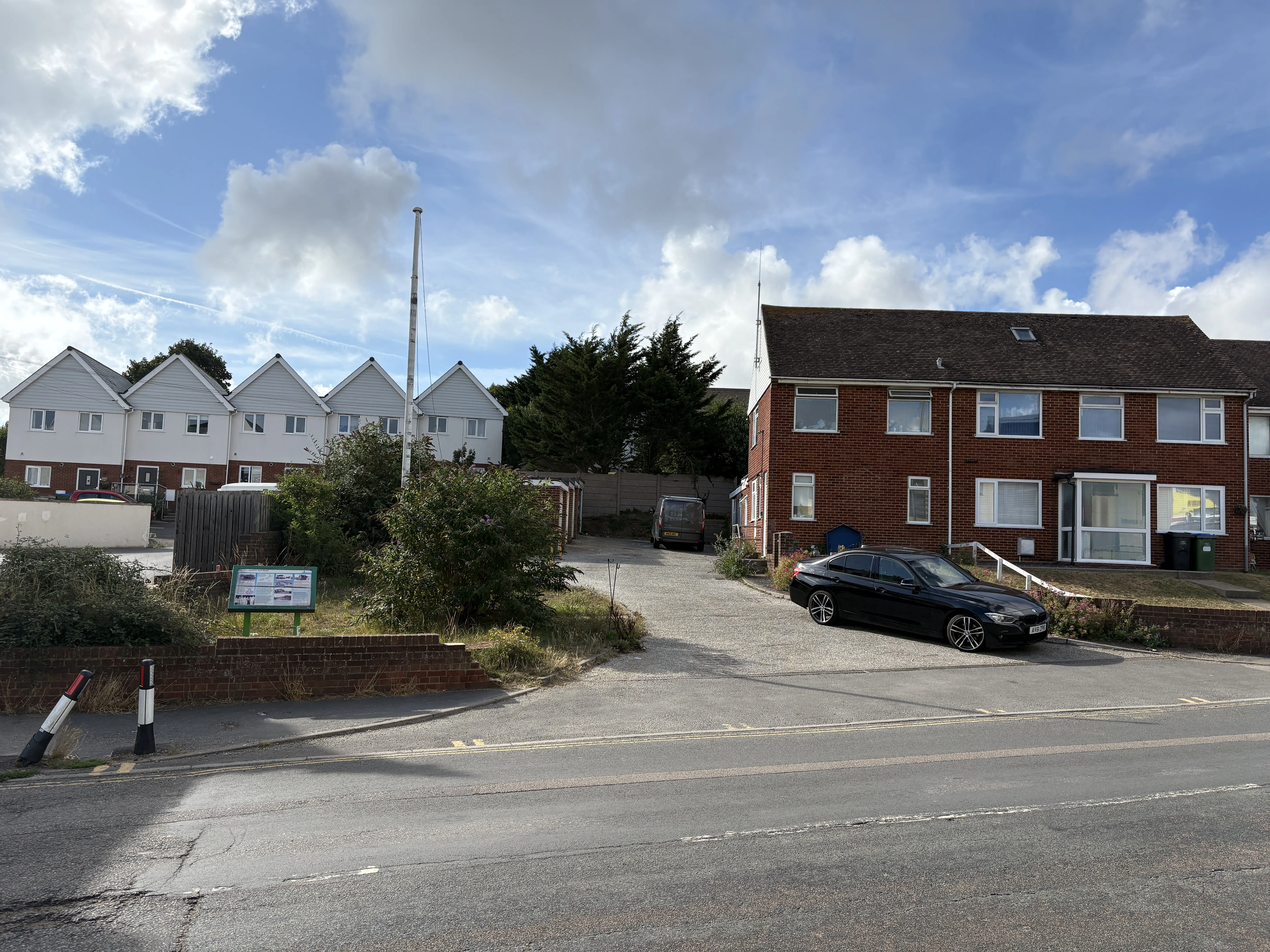 INVESTMENT - Freehold End of Terrace House 