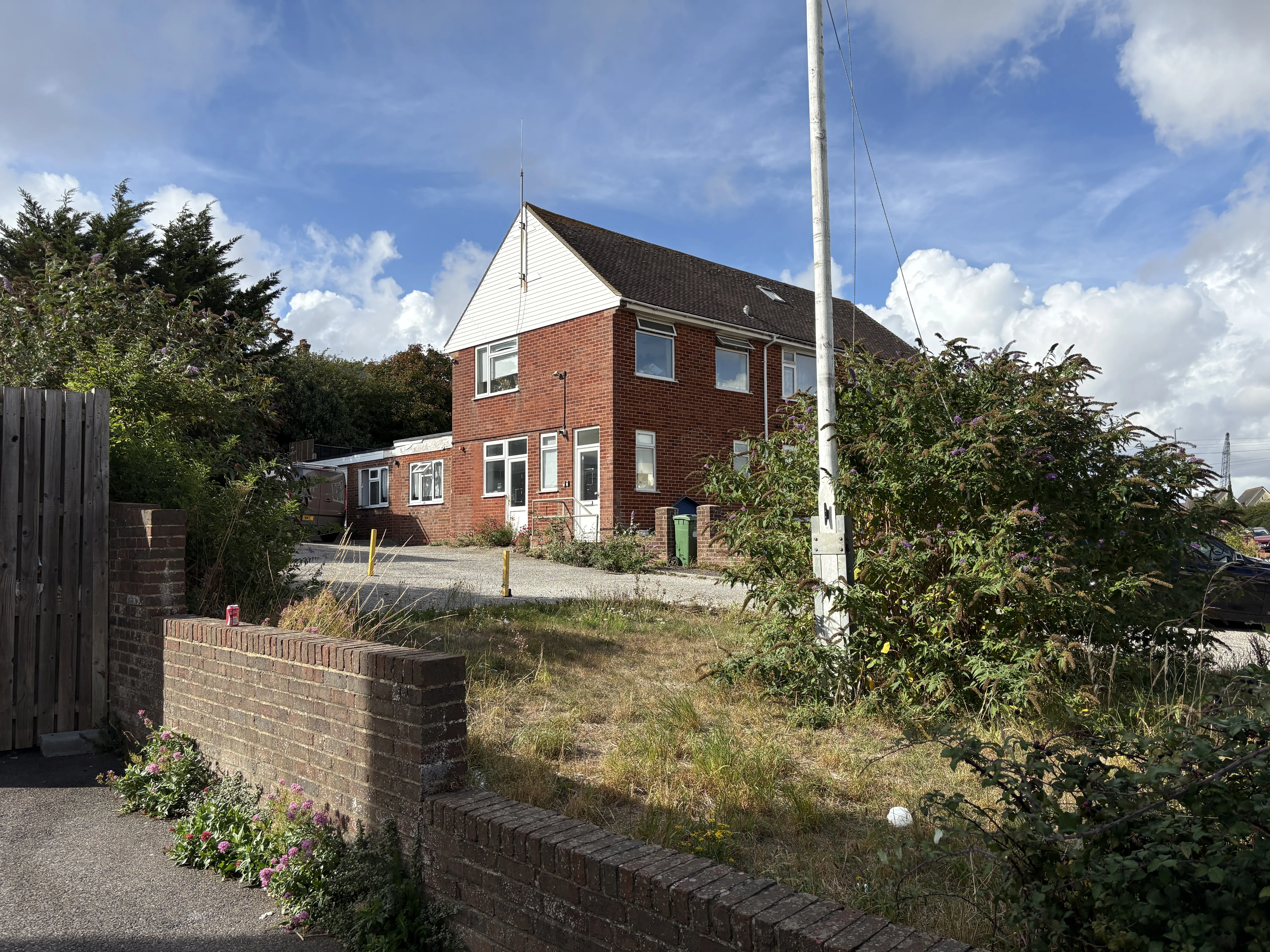 INVESTMENT - Freehold End of Terrace House 