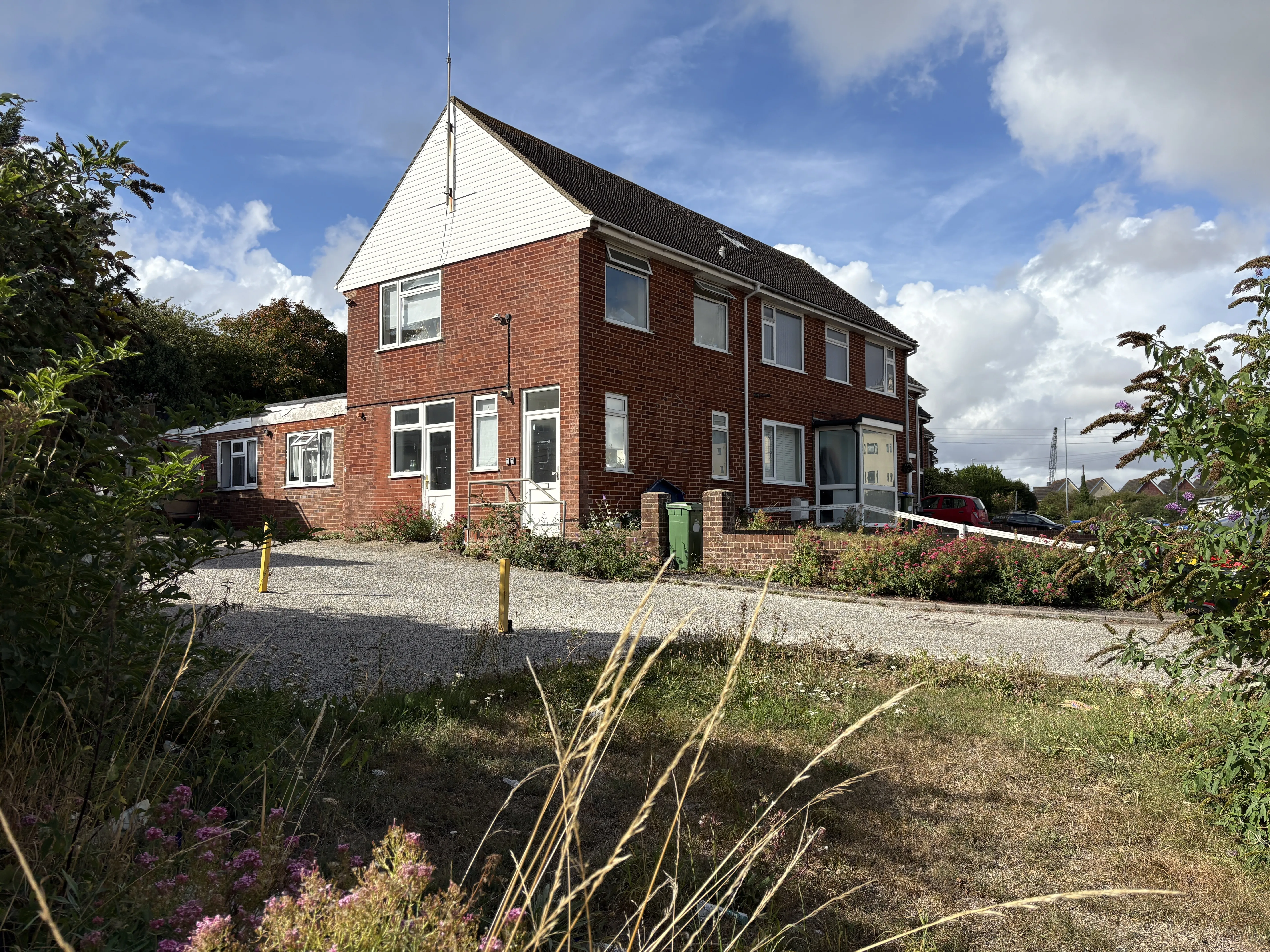 INVESTMENT - Freehold End of Terrace House 