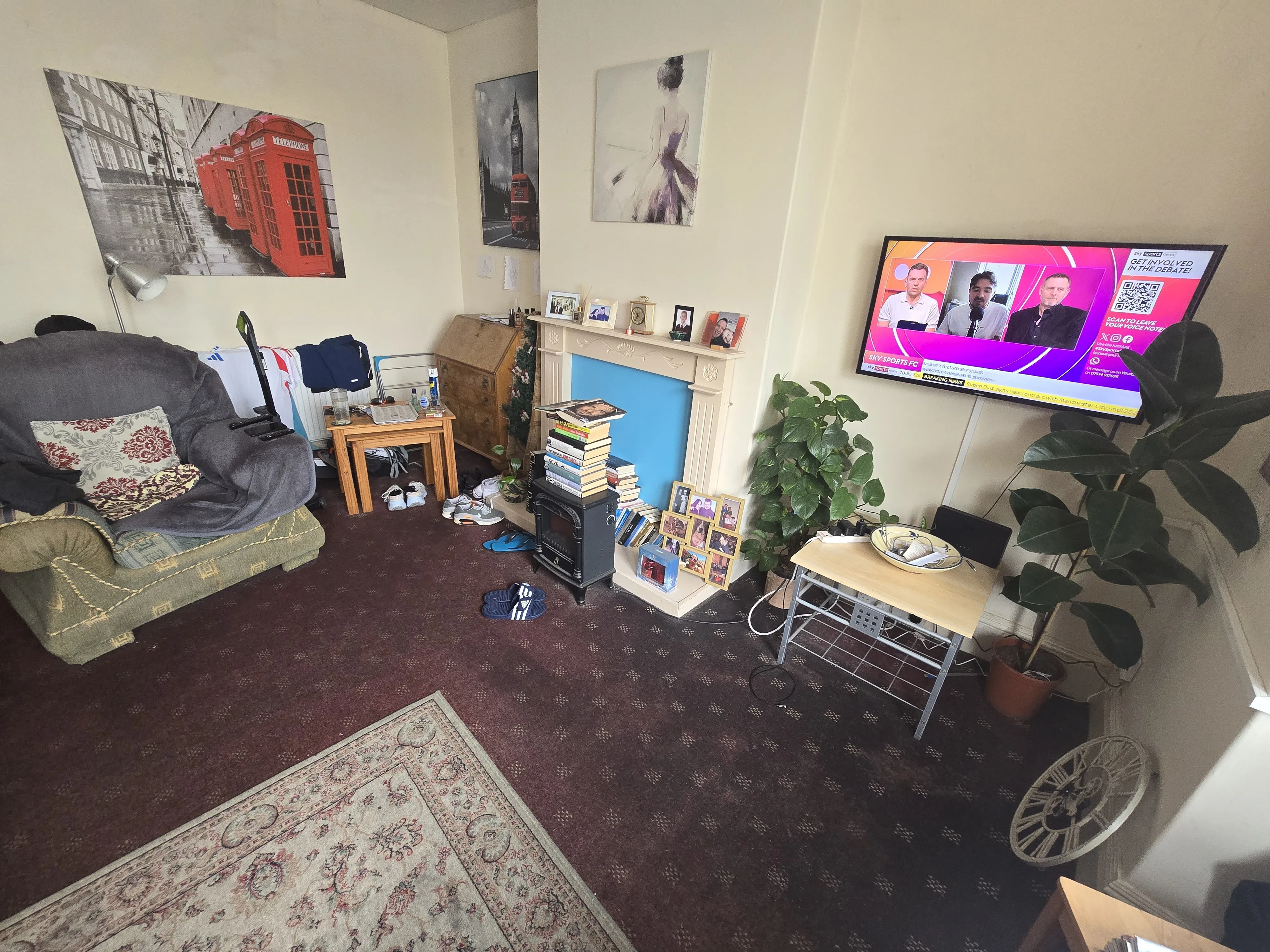 INVESTMENT/VACANT - Freehold Mid Terrace Building providing Four self contained Flats
