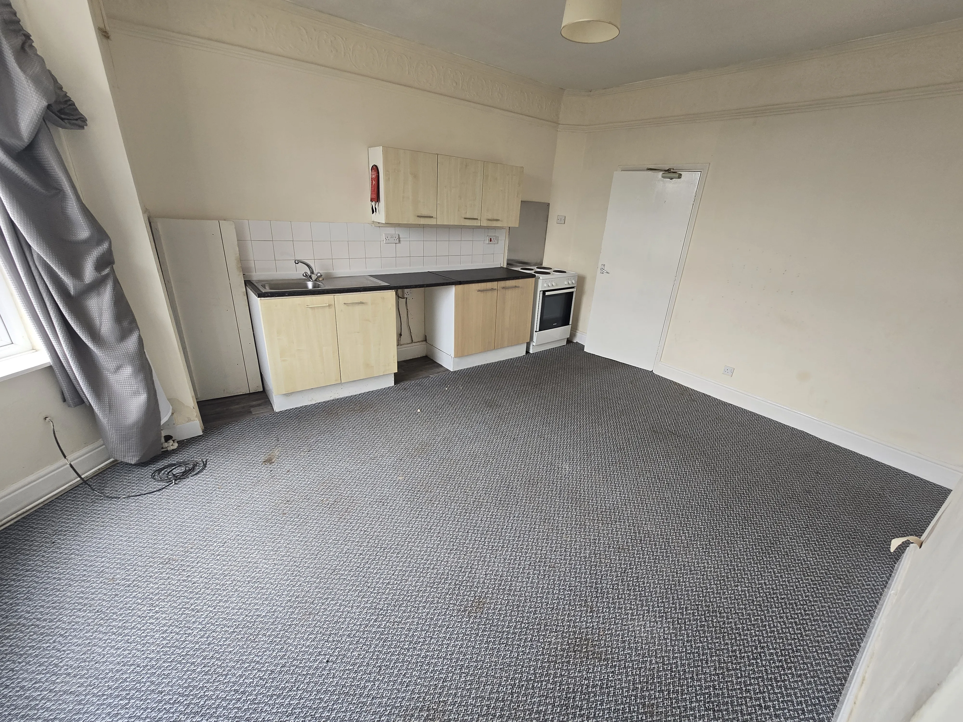 INVESTMENT/VACANT - Freehold Mid Terrace Building providing Four self contained Flats