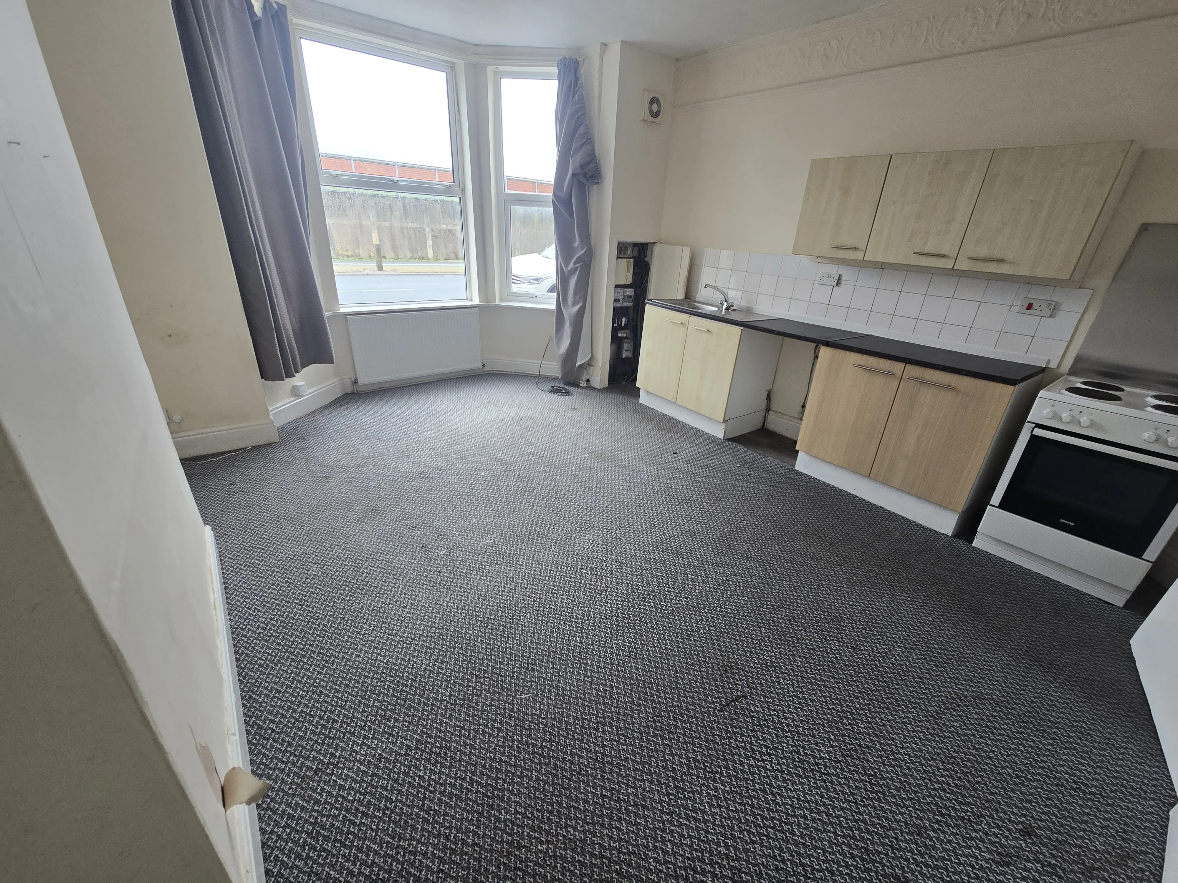 INVESTMENT/VACANT - Freehold Mid Terrace Building providing Four self contained Flats