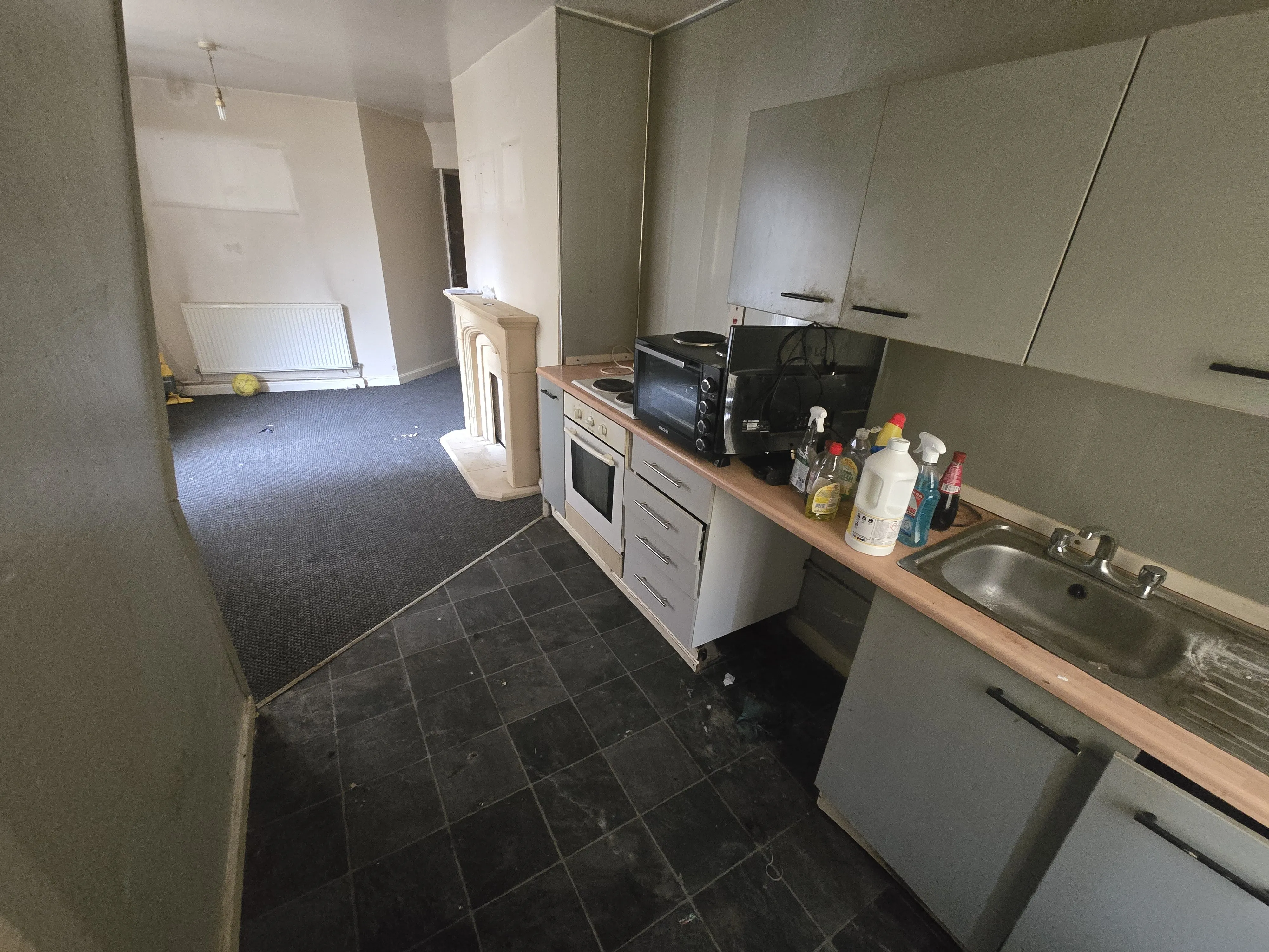 INVESTMENT/VACANT - Freehold Mid Terrace Building providing Four self contained Flats