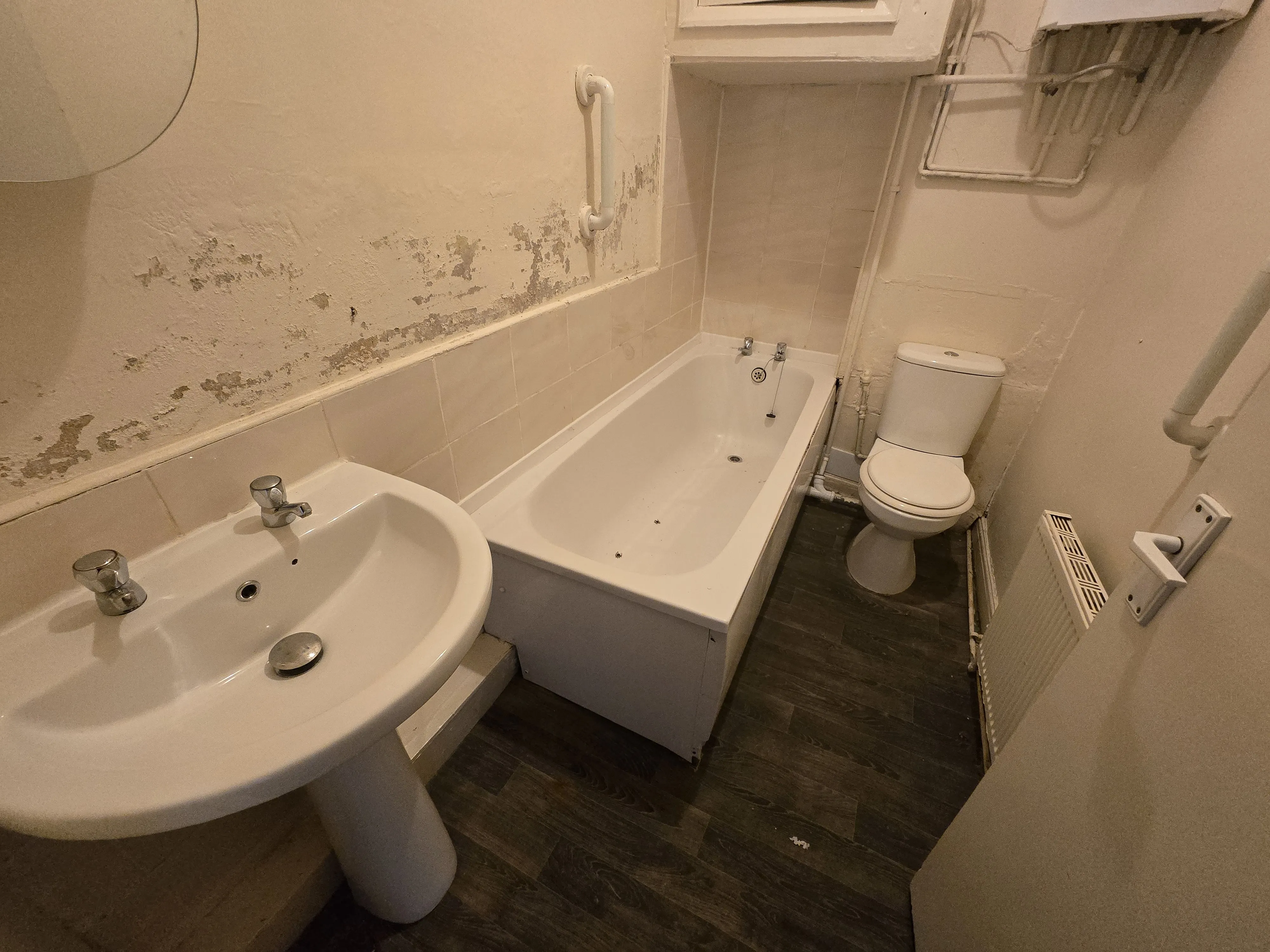 INVESTMENT/VACANT - Freehold Mid Terrace Building providing Four self contained Flats
