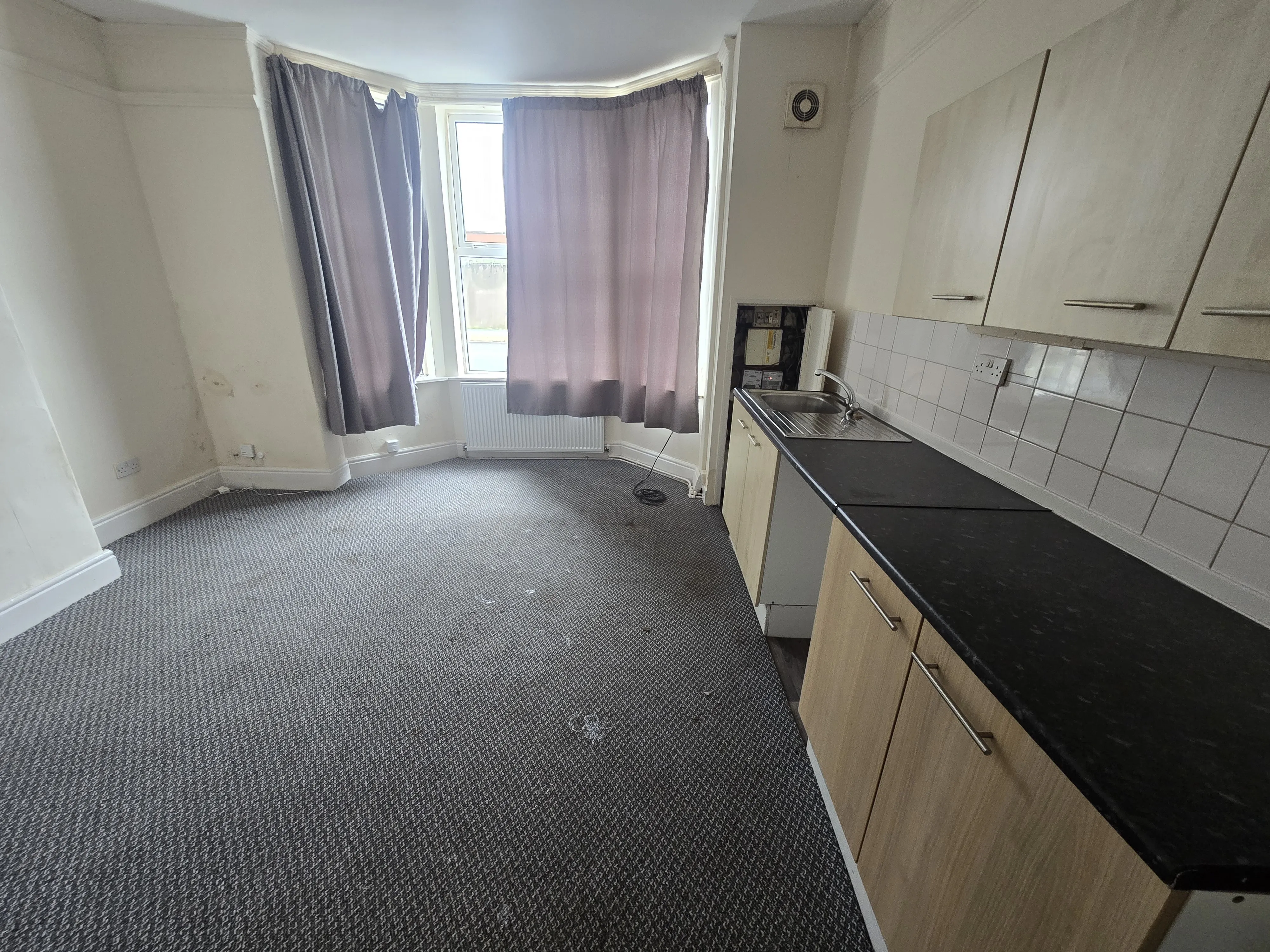 INVESTMENT/VACANT - Freehold Mid Terrace Building providing Four self contained Flats