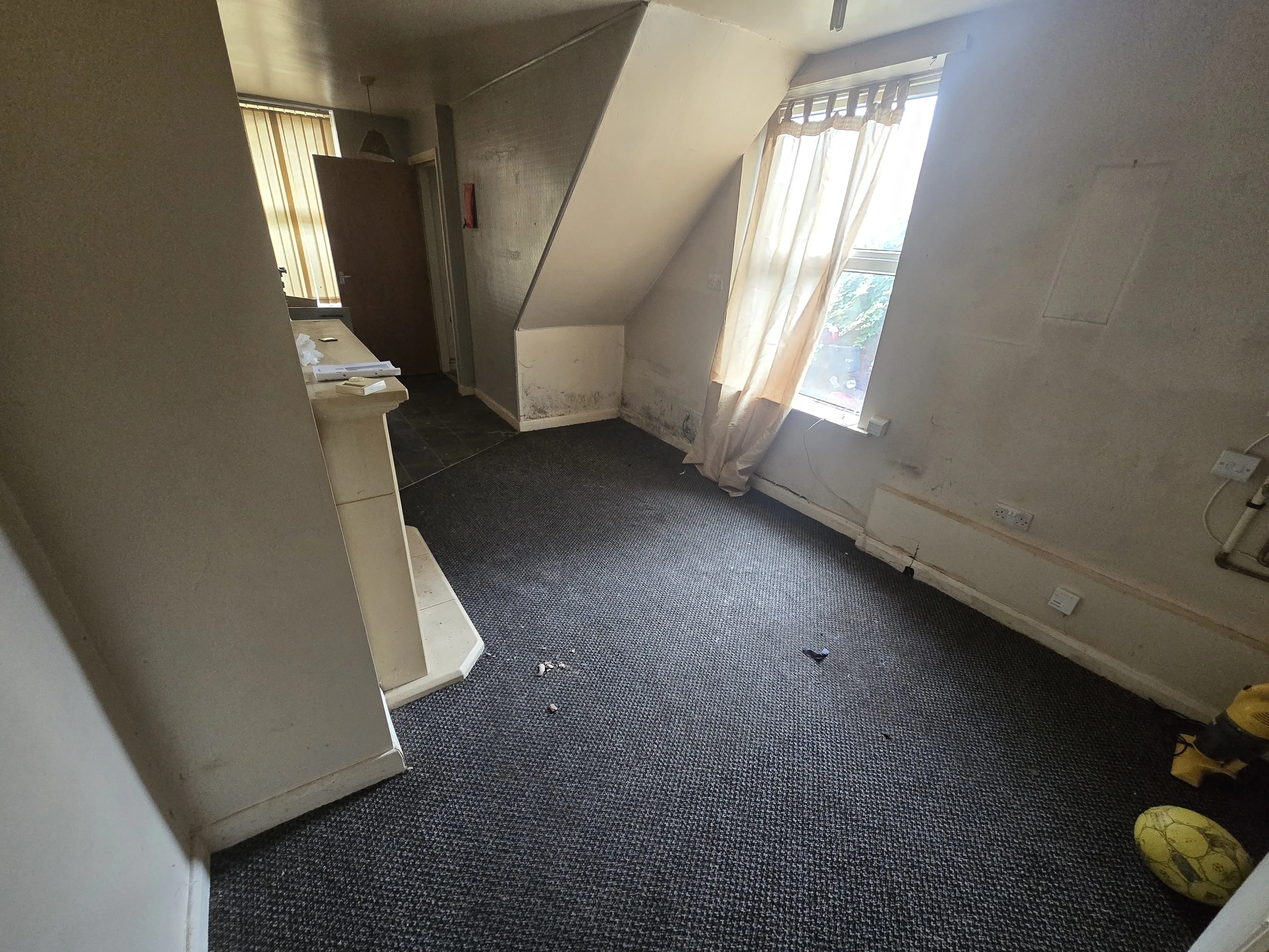 INVESTMENT/VACANT - Freehold Mid Terrace Building providing Four self contained Flats