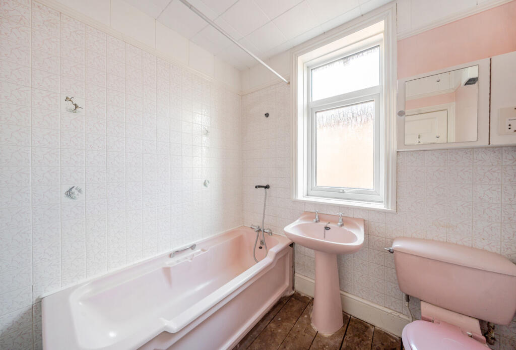 4 bed Semi-Detached