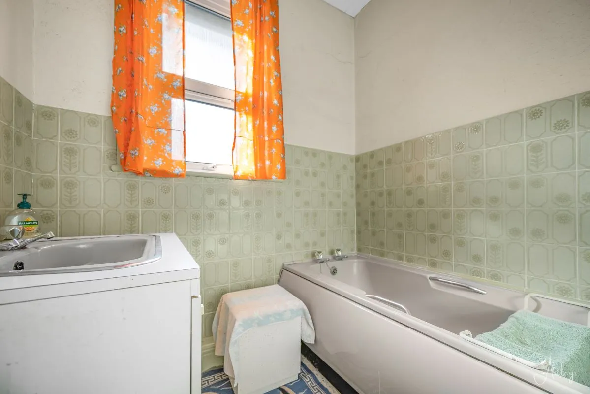 Castle Avenue, Mumbles, Swansea, West Glamorgan, SA3 4BA - Online Auctions