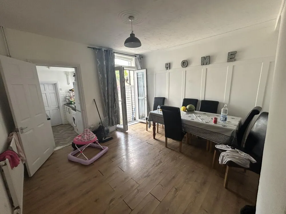 5 , Roach Street, Rochester, Kent ME2 2BH