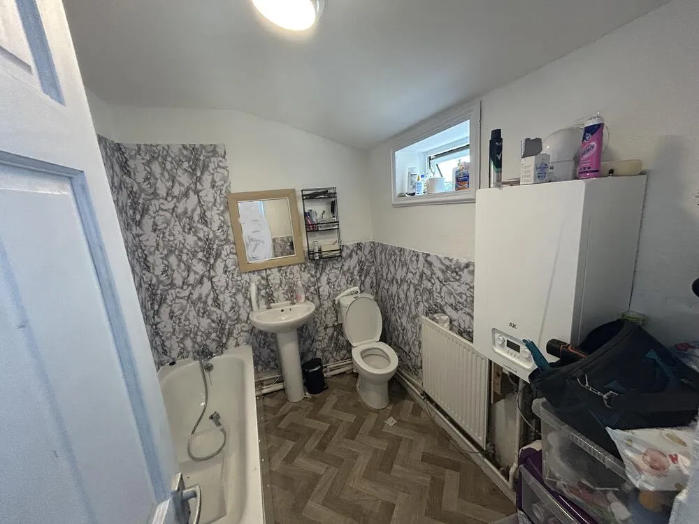 5 , Roach Street, Rochester, Kent ME2 2BH