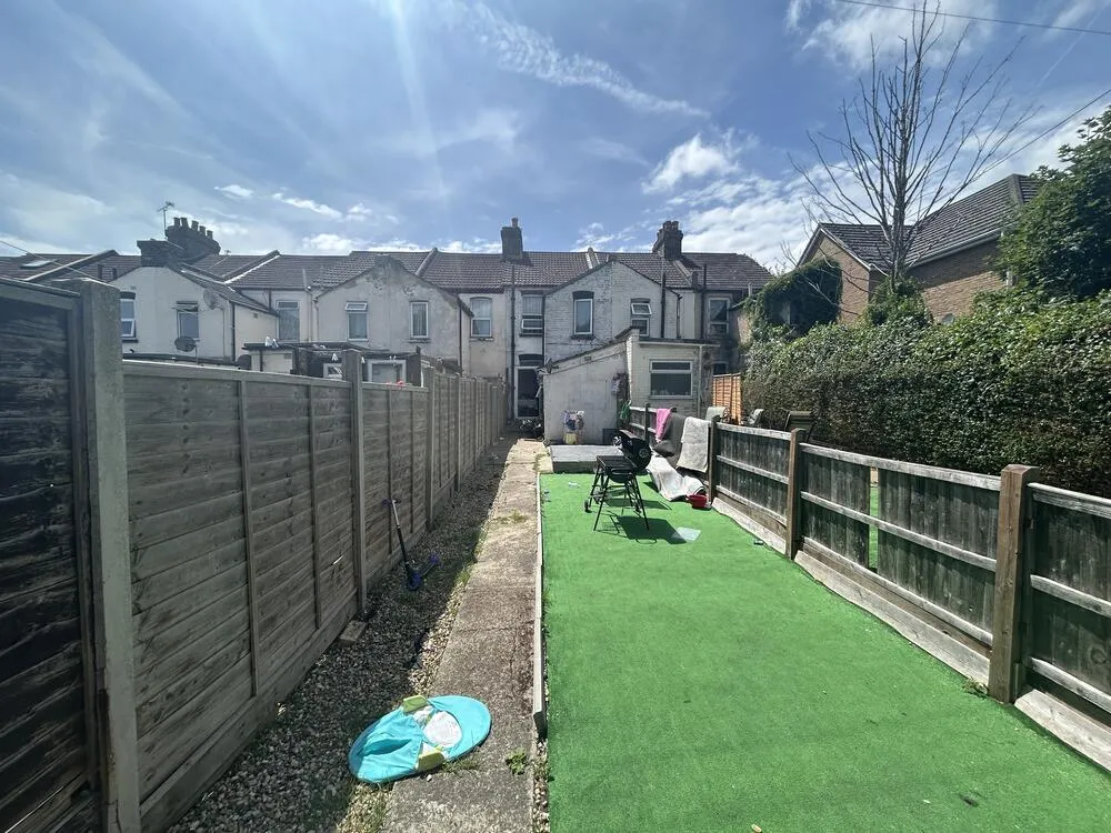 5 , Roach Street, Rochester, Kent ME2 2BH