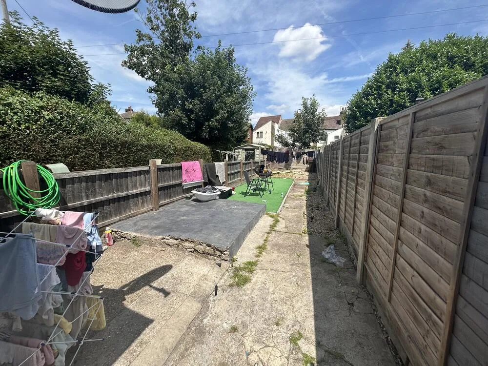 5 , Roach Street, Rochester, Kent ME2 2BH