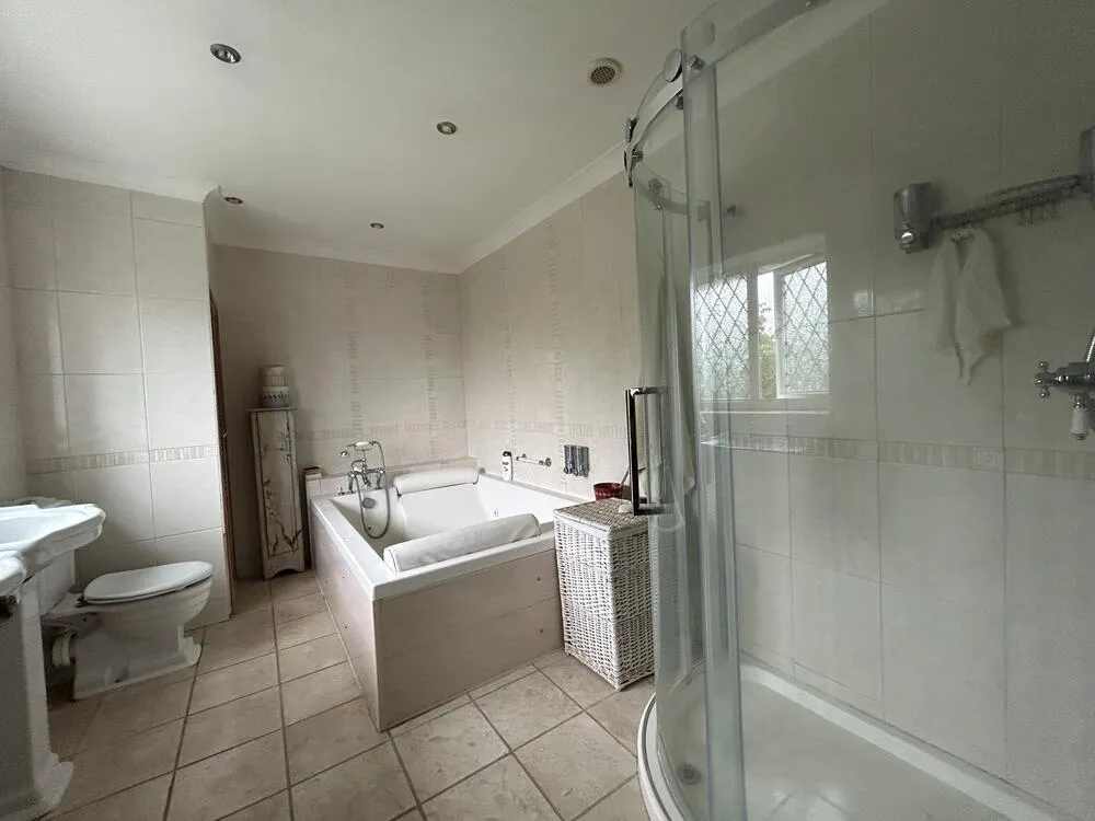 2 Midsummer Hill, Kennington, Ashford, Kent TN24 9NL