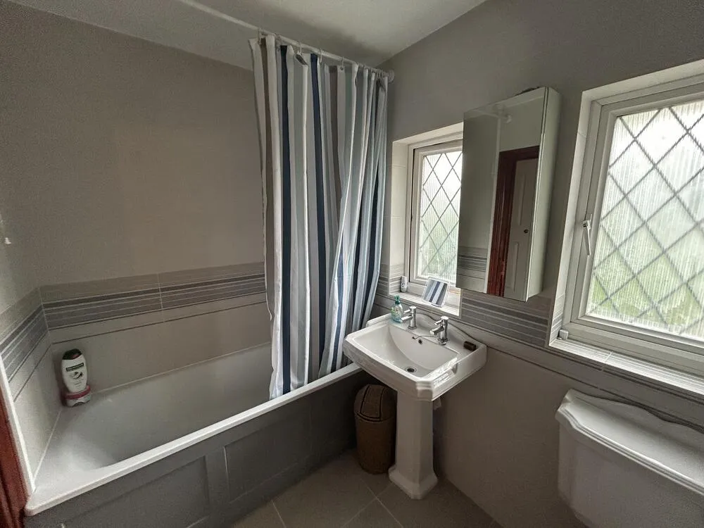 2 Midsummer Hill, Kennington, Ashford, Kent TN24 9NL
