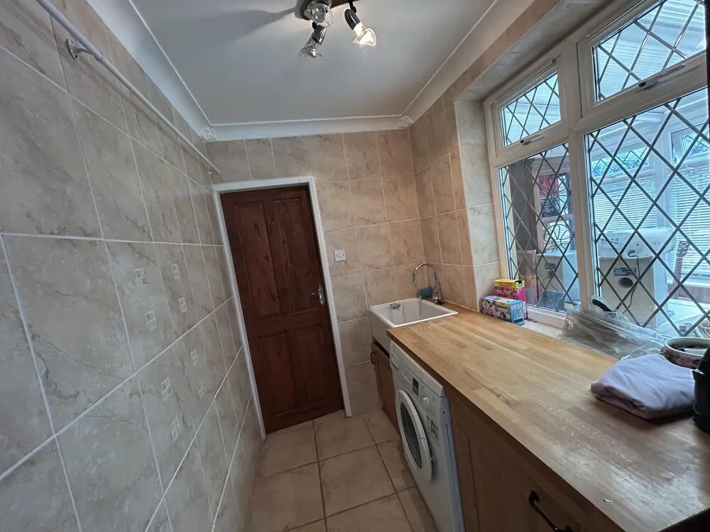 2 Midsummer Hill, Kennington, Ashford, Kent TN24 9NL