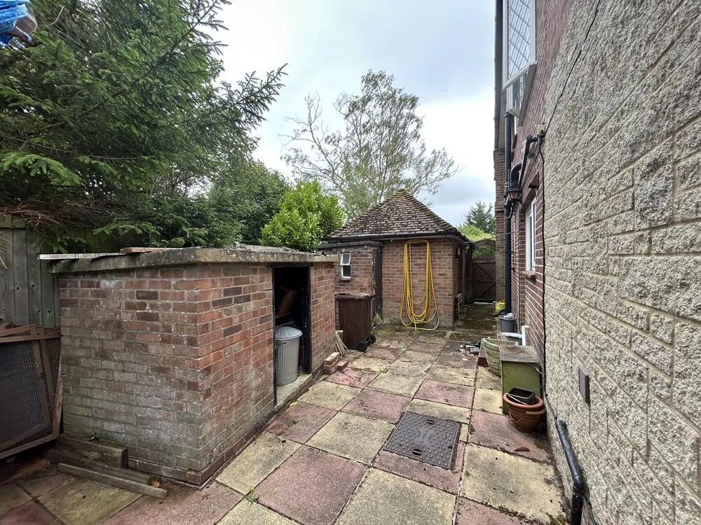 2 Midsummer Hill, Kennington, Ashford, Kent TN24 9NL