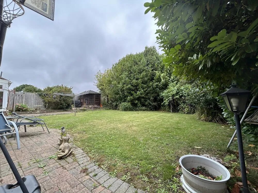 2 Midsummer Hill, Kennington, Ashford, Kent TN24 9NL