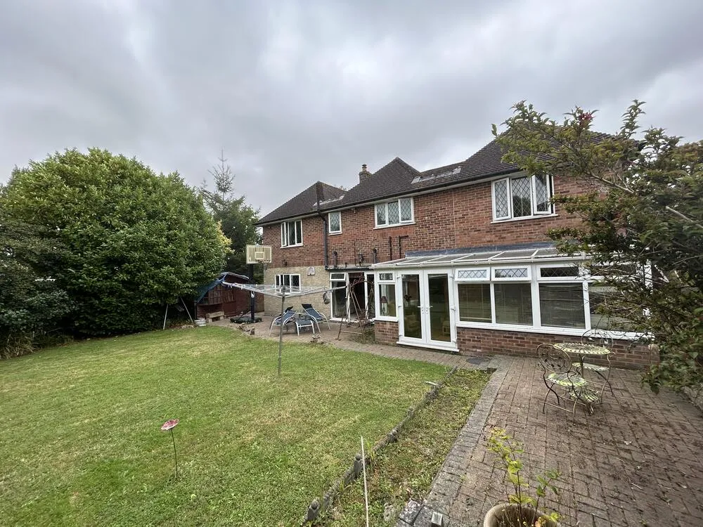 2 Midsummer Hill, Kennington, Ashford, Kent TN24 9NL