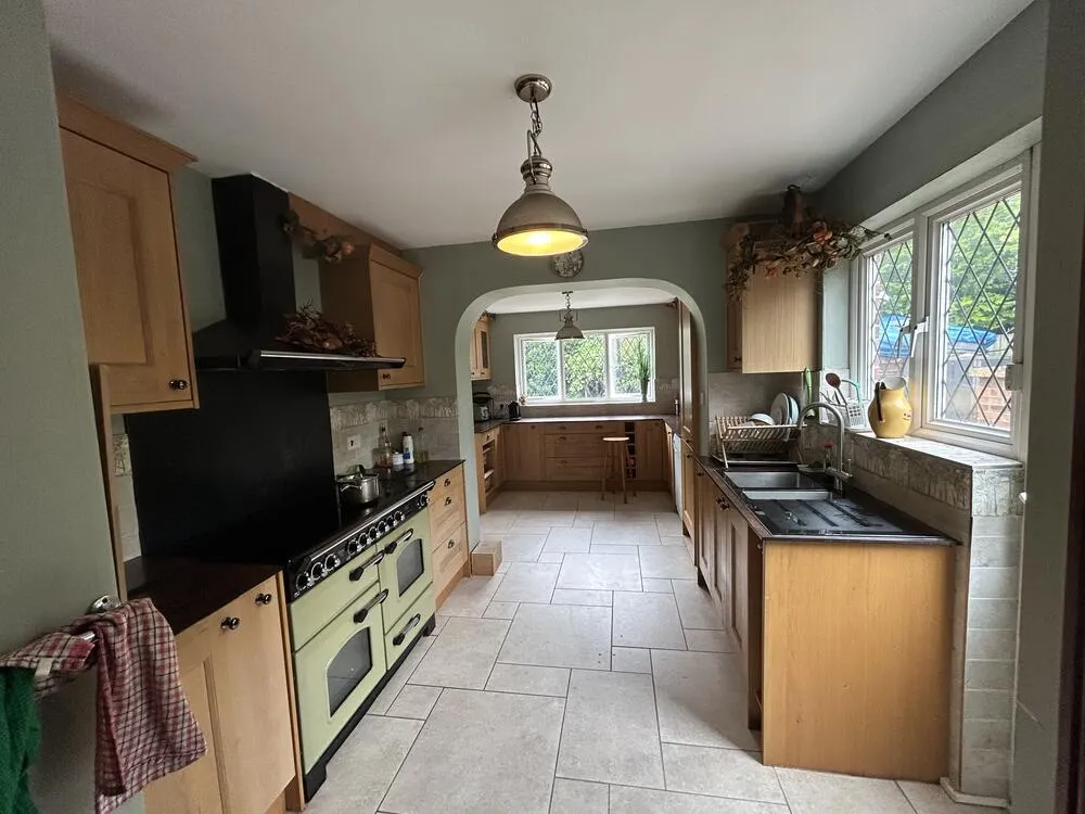 2 Midsummer Hill, Kennington, Ashford, Kent TN24 9NL