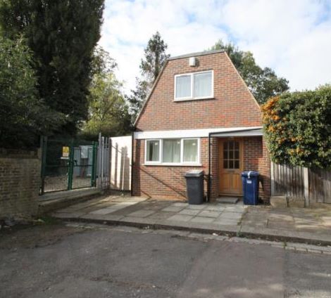 18A Lewis Gardens, Finchley, London, N2 9AN