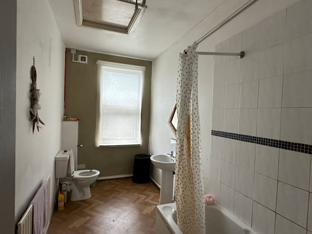 142 Gregory Boulevard, Nottingham, NG7 5JE
