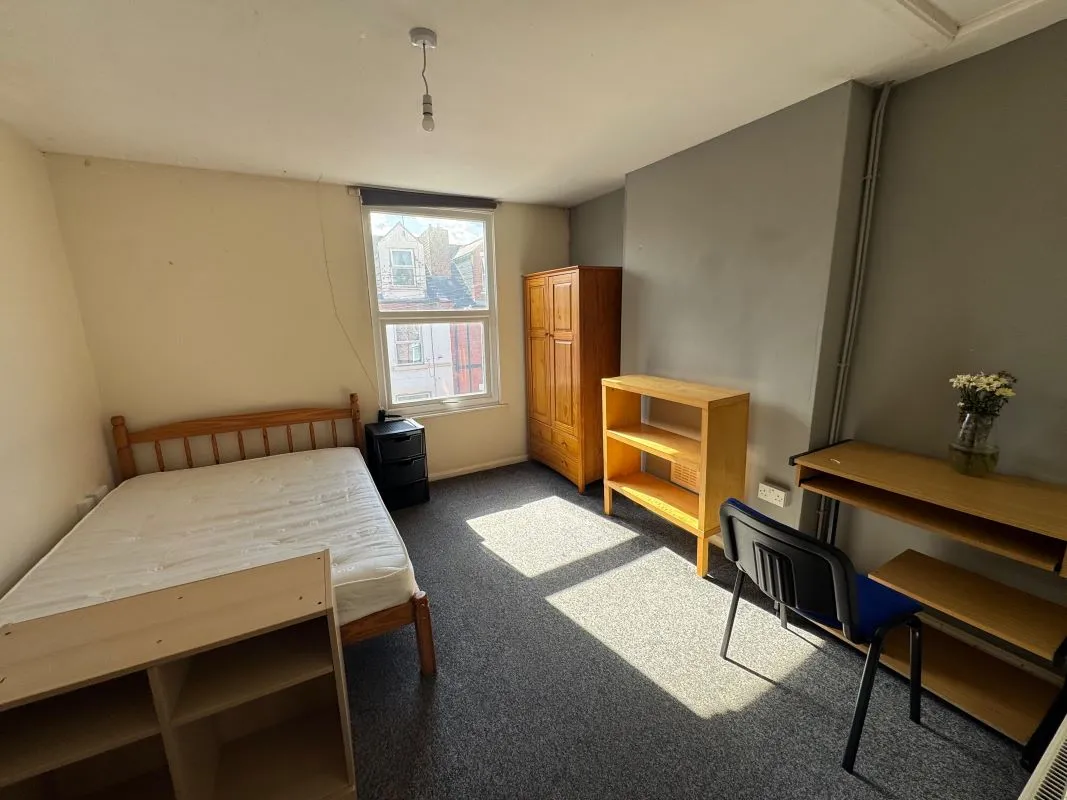 44 St. Pauls Avenue, Nottingham, NG7 5EB