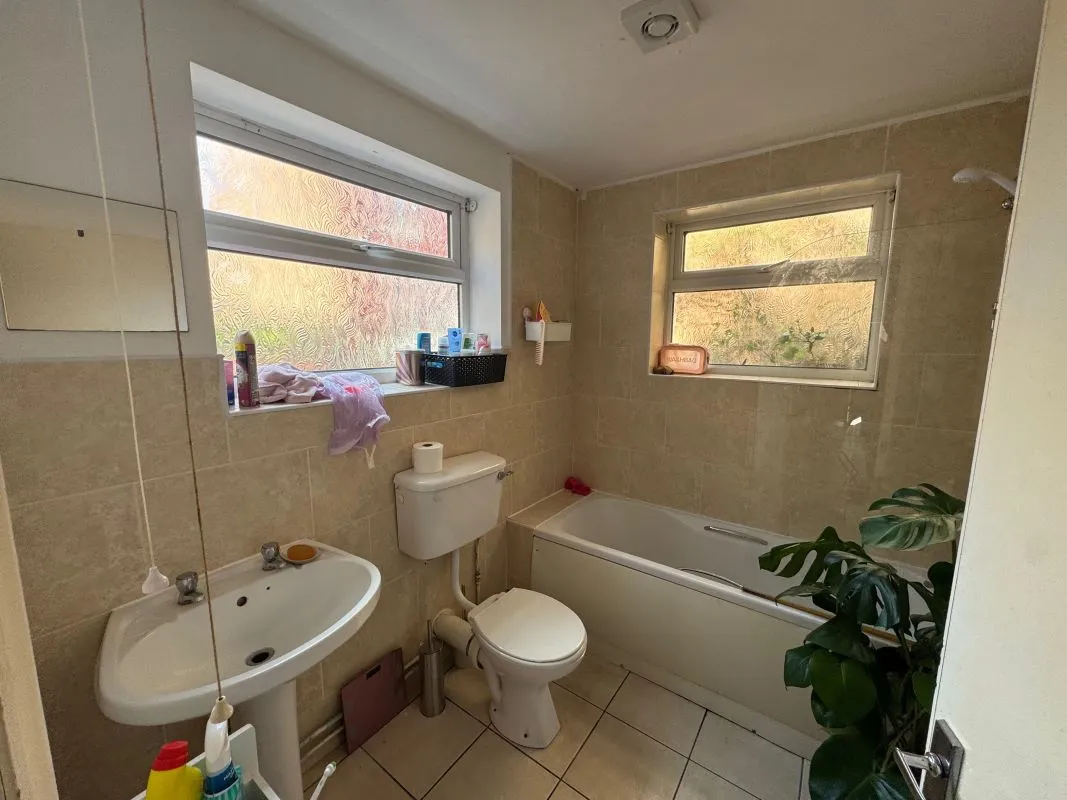 44 St. Pauls Avenue, Nottingham, NG7 5EB
