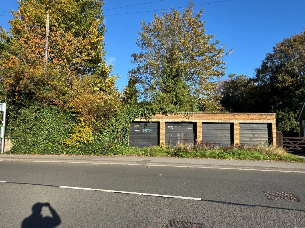 6 Garages on Brookfield Road, Arnold, Nottingham, NG5 7ER