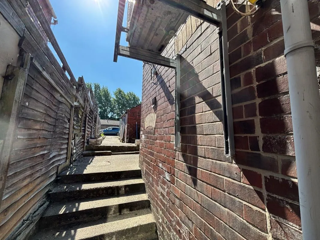 71 Barnsley Road, South Elmsall, Pontefract, West Yorkshire, WF9 2QW