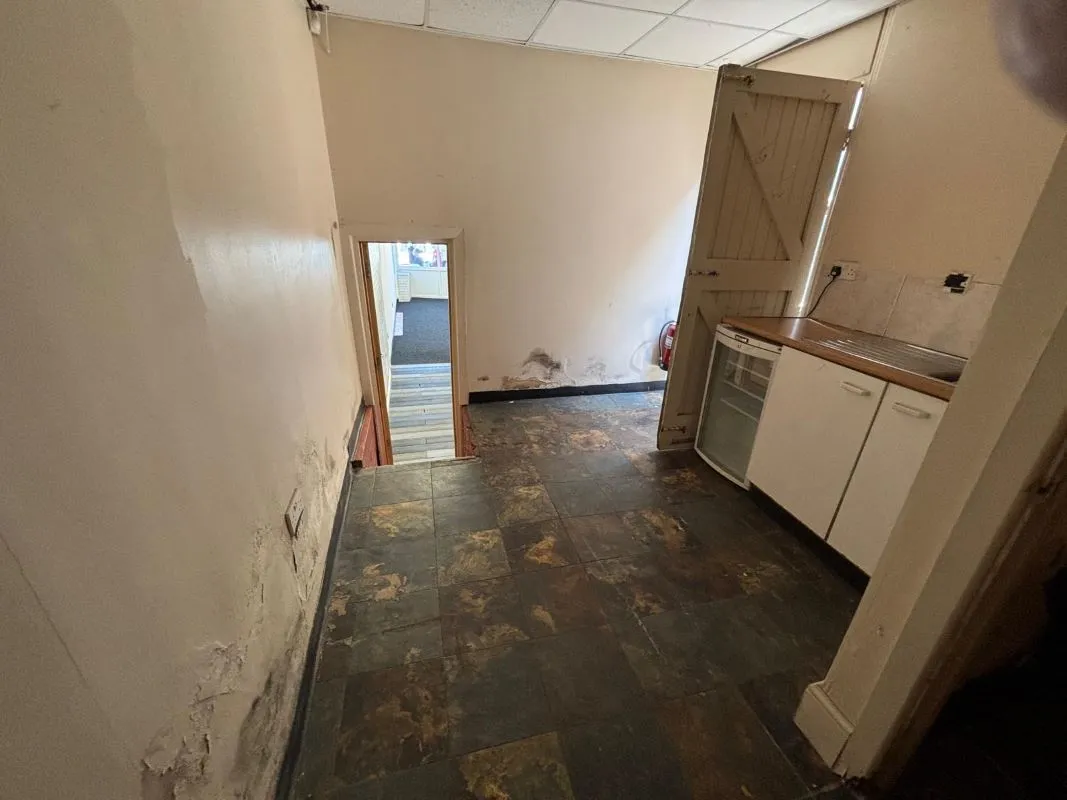 71 Barnsley Road, South Elmsall, Pontefract, West Yorkshire, WF9 2QW