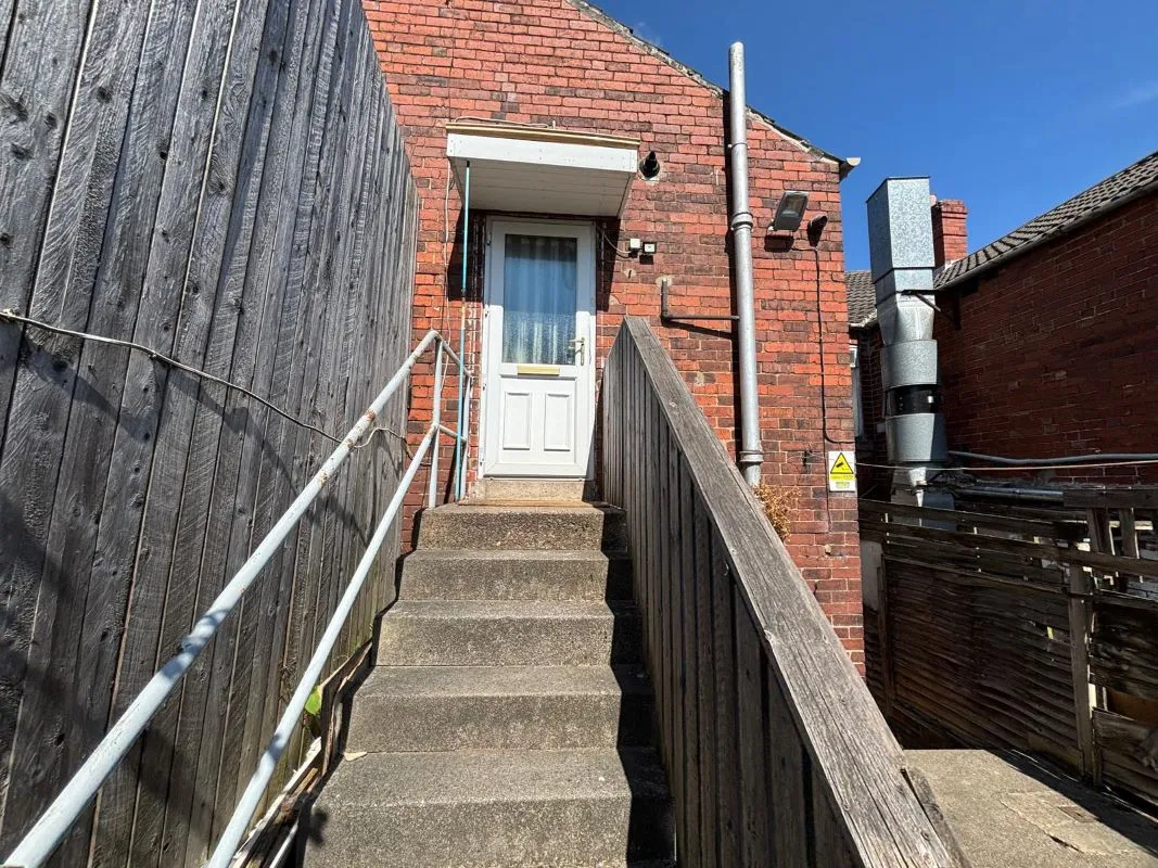 71 Barnsley Road, South Elmsall, Pontefract, West Yorkshire, WF9 2QW