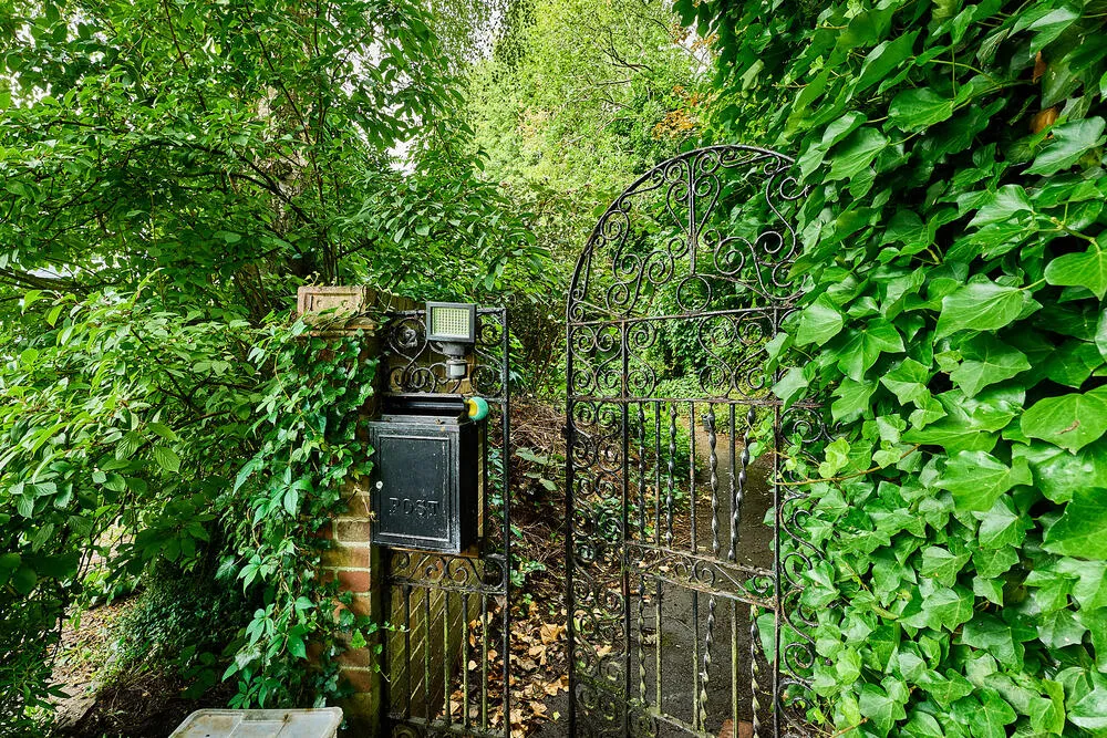 2 The Views, Penkhull New Road, Stoke-On-Trent - Auction Hammer Midlands
