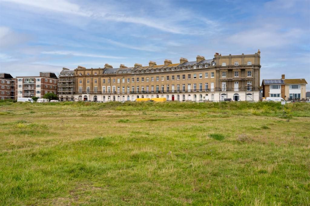 Norfolk Crescent, Hayling Island, Hampshire, PO11 0AN - Online Auctions