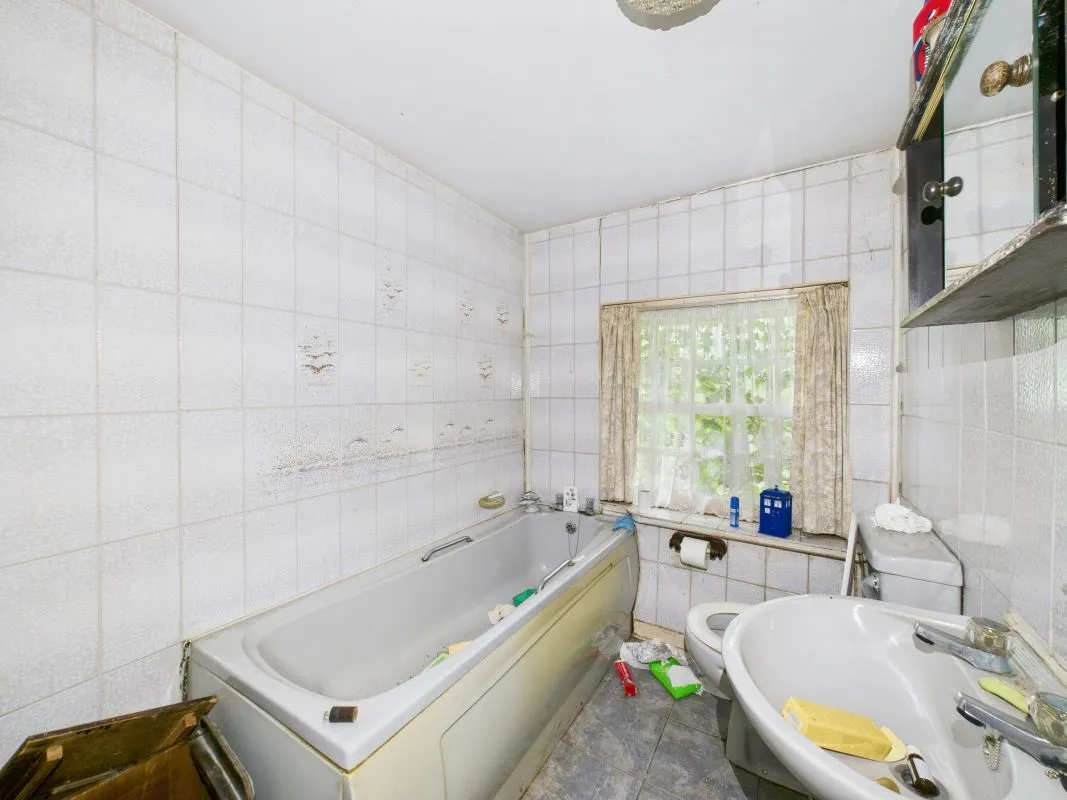 Holywell, Clwyd, CH8 7LS - Online Auctions