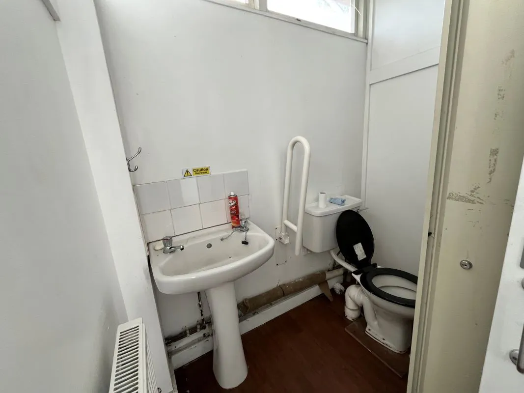 Nixonville Road, Merthyr Vale, Mid Glamorgan, CF48 4RF - Online Auctions