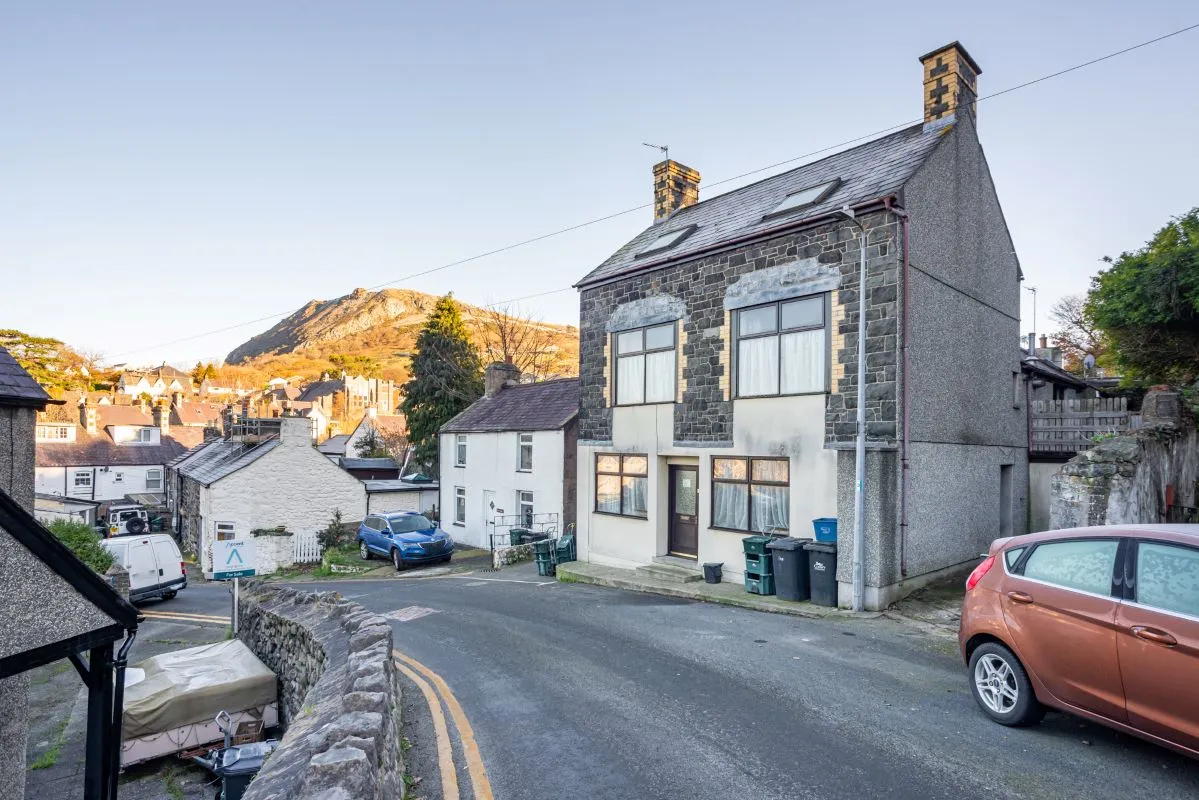 Bron Rallt & The Crafty Thing, Pen Y Bryn Road, Llanfairfechan, Gwynedd, LL33 0TU - Online Auctions