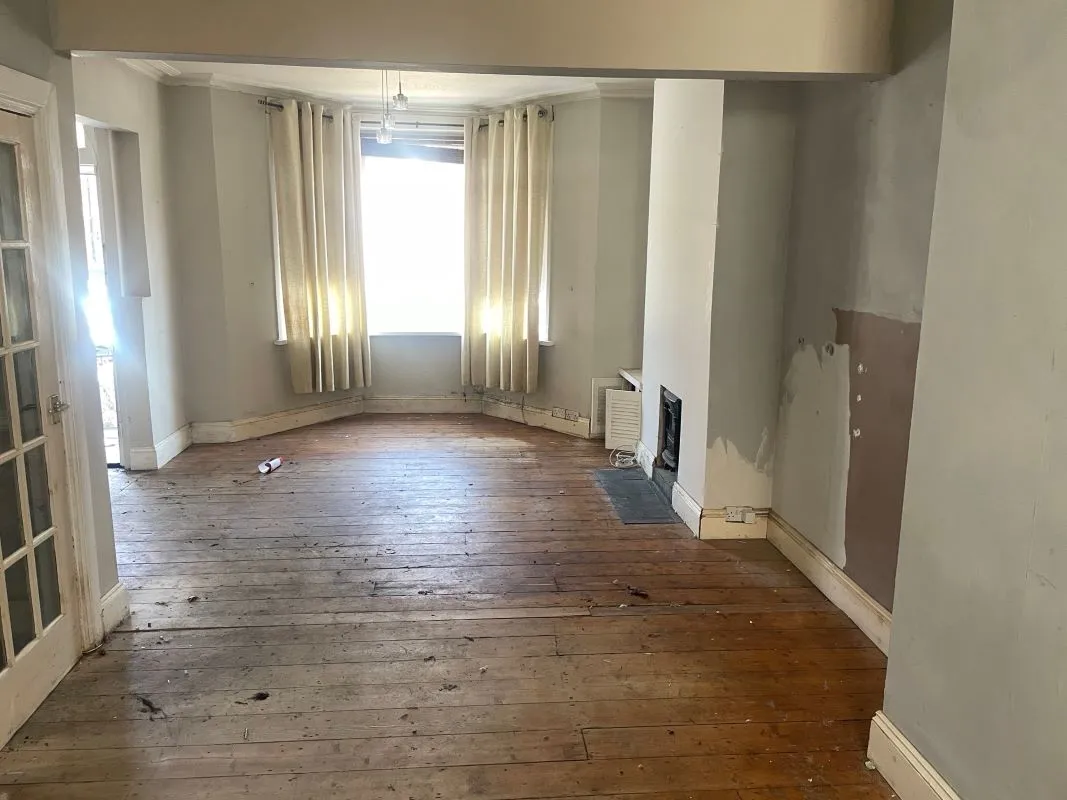 Barry, Vale of Glamorgan, CF62 6PA - Online Auctions